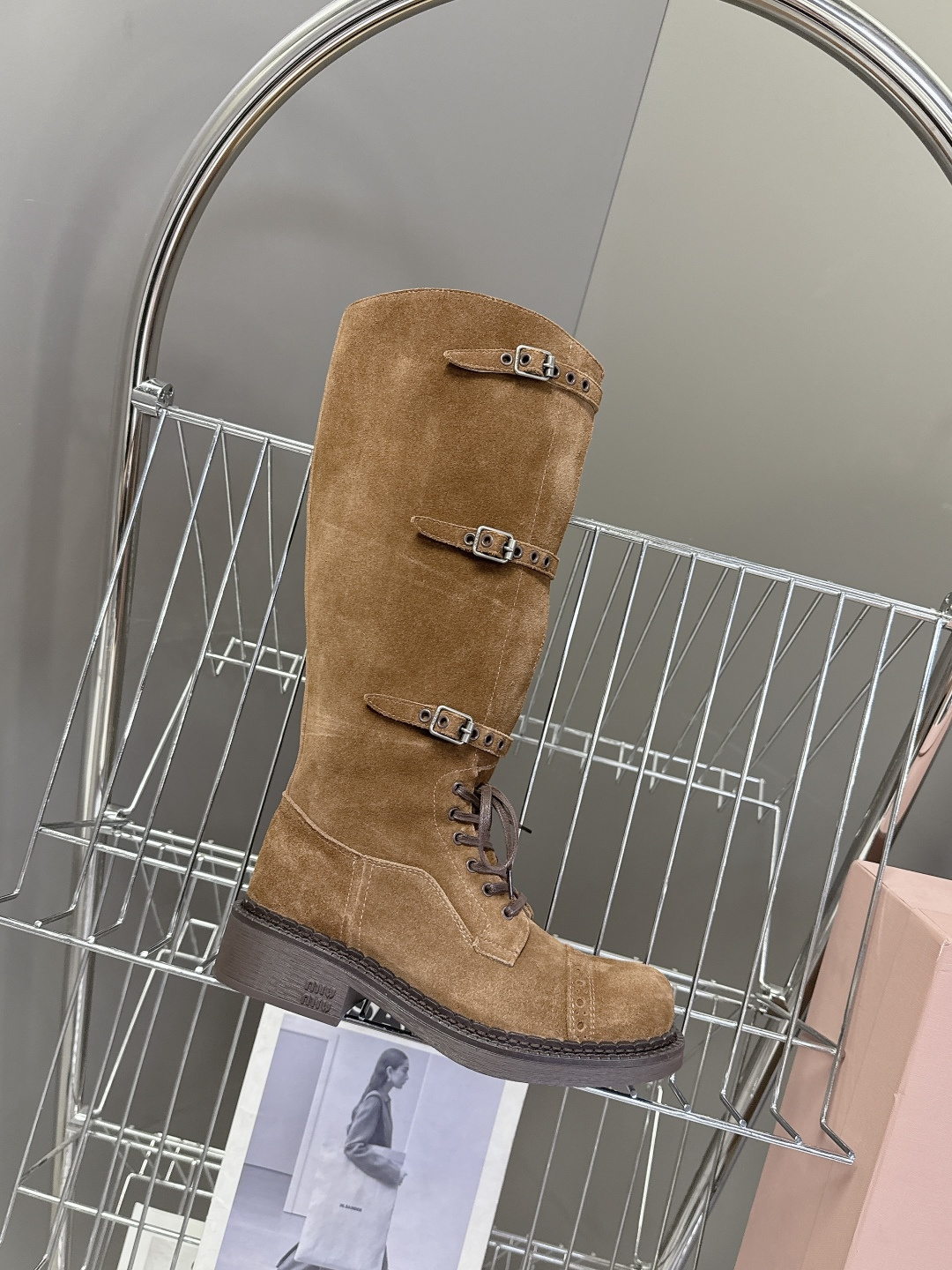 王炸来袭 MIUMIU秋冬走秀款 机车风复古长靴从高定秀款就一直备受关注的靴子 太太太好看了 订货会联系