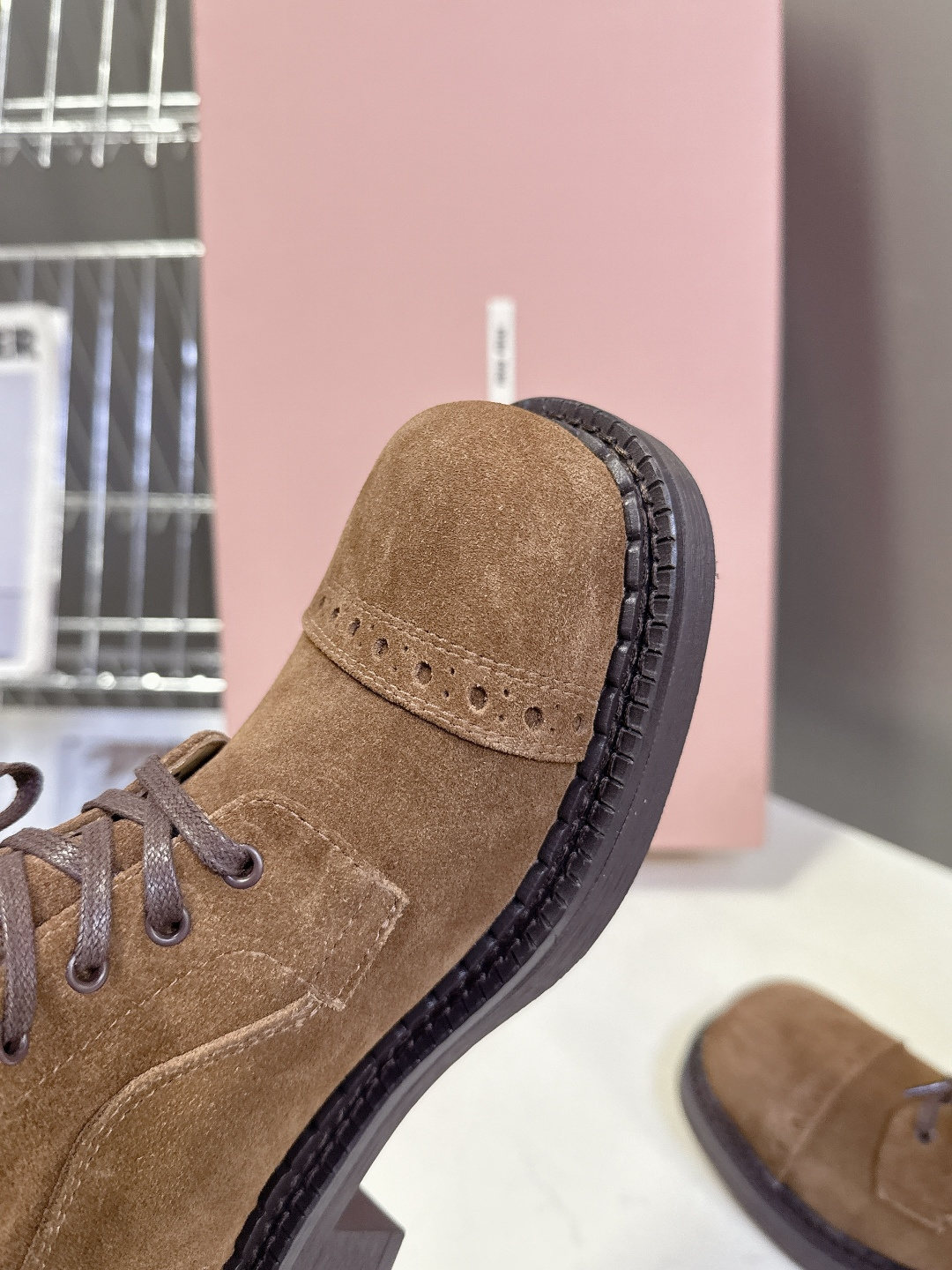 王炸来袭 MIUMIU秋冬走秀款 机车风复古长靴从高定秀款就一直备受关注的靴子 太太太好看了 订货会联系