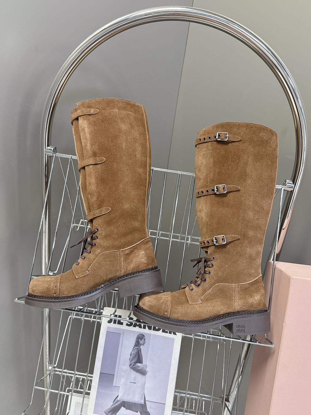 王炸来袭 MIUMIU秋冬走秀款 机车风复古长靴从高定秀款就一直备受关注的靴子 太太太好看了 订货会联系