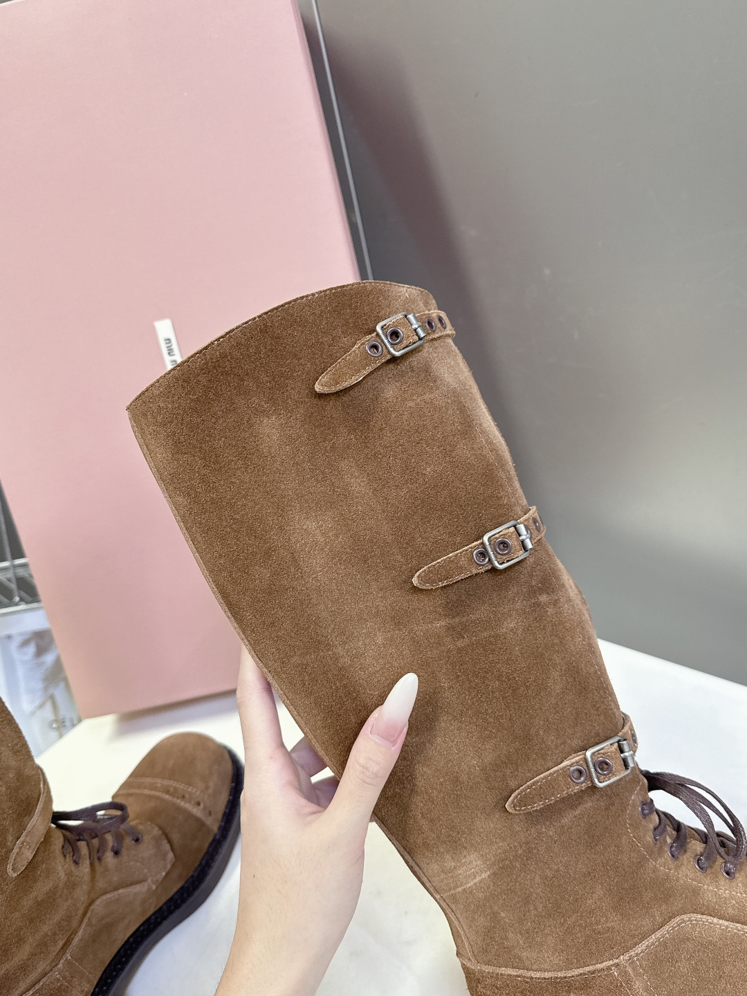 王炸来袭 MIUMIU秋冬走秀款 机车风复古长靴从高定秀款就一直备受关注的靴子 太太太好看了 订货会联系