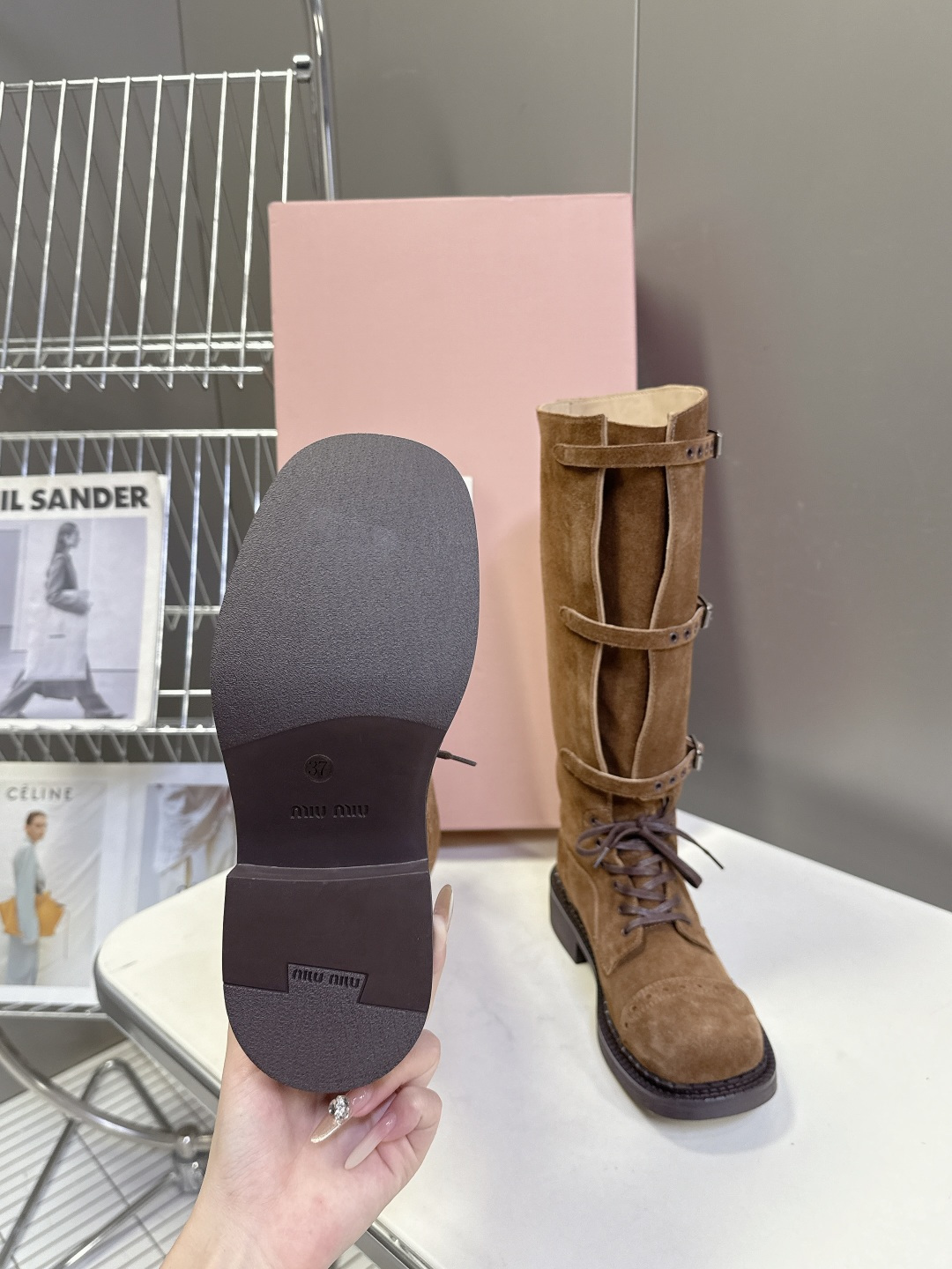 王炸来袭 MIUMIU秋冬走秀款 机车风复古长靴从高定秀款就一直备受关注的靴子 太太太好看了 订货会联系