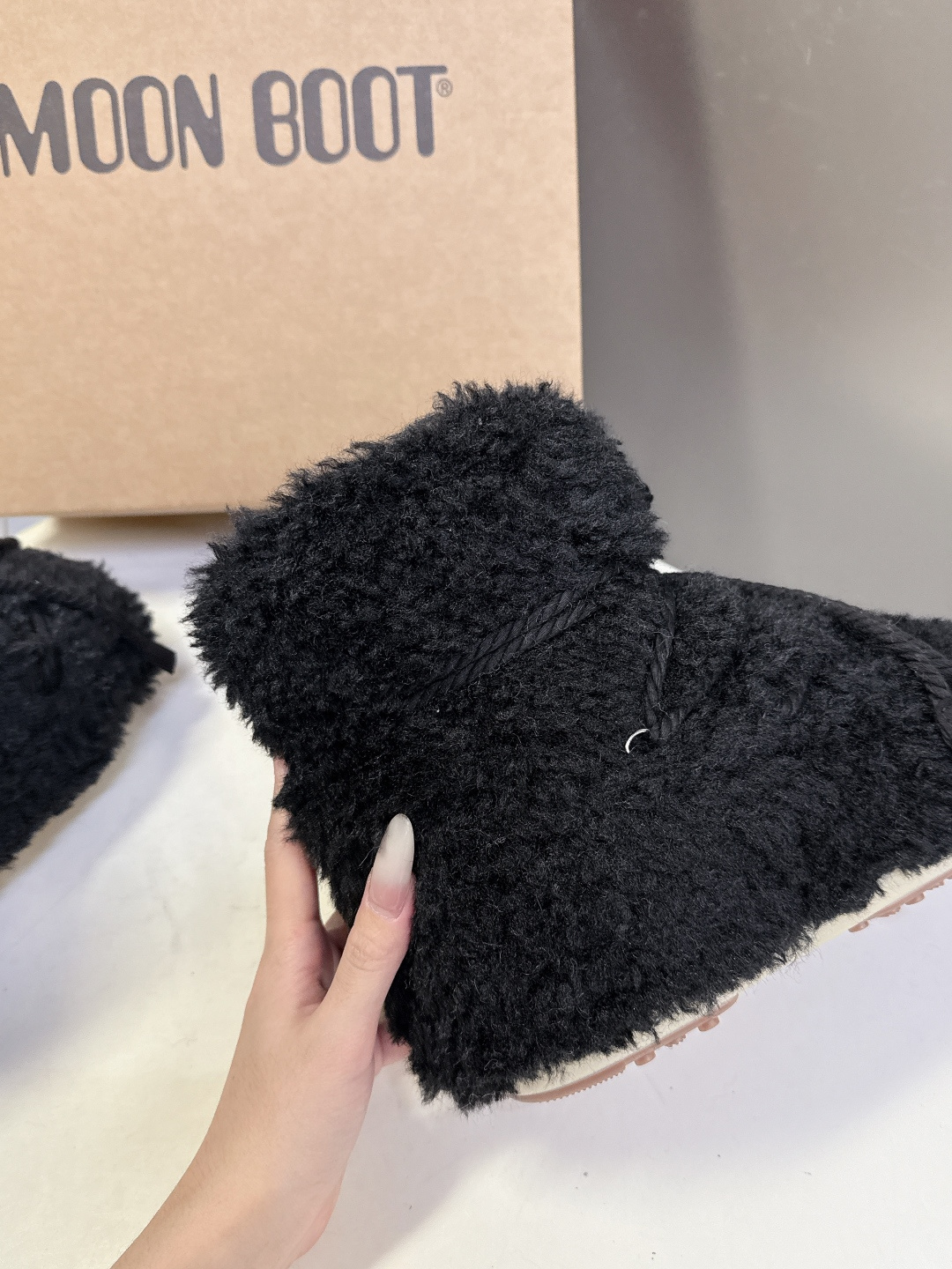 Moon Boot 秋冬最新款雪地靴 丑萌滑雪鞋超多明星网红种草 秋冬滑雪必备款 现在有一款更另类的雪地