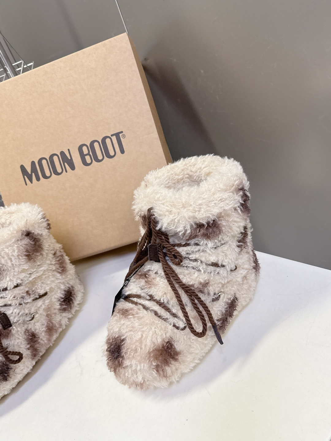 Moon Boot 秋冬最新款雪地靴 丑萌滑雪鞋超多明星网红种草 秋冬滑雪必备款 现在有一款更另类的雪地