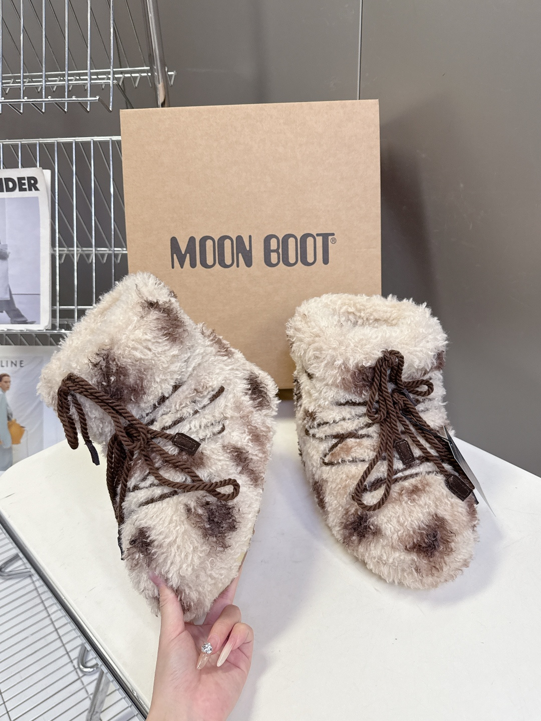 Moon Boot 秋冬最新款雪地靴 丑萌滑雪鞋超多明星网红种草 秋冬滑雪必备款 现在有一款更另类的雪地