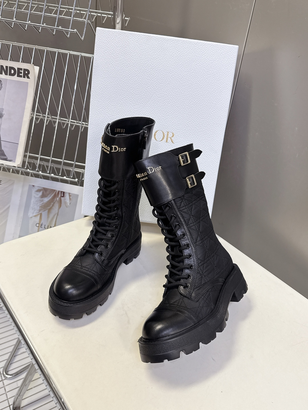 Dior迪奥2025秋冬最新款一脚蹬短靴 超多明星网红种草、简约的设计 极具辨识度的logo点缀 品牌价