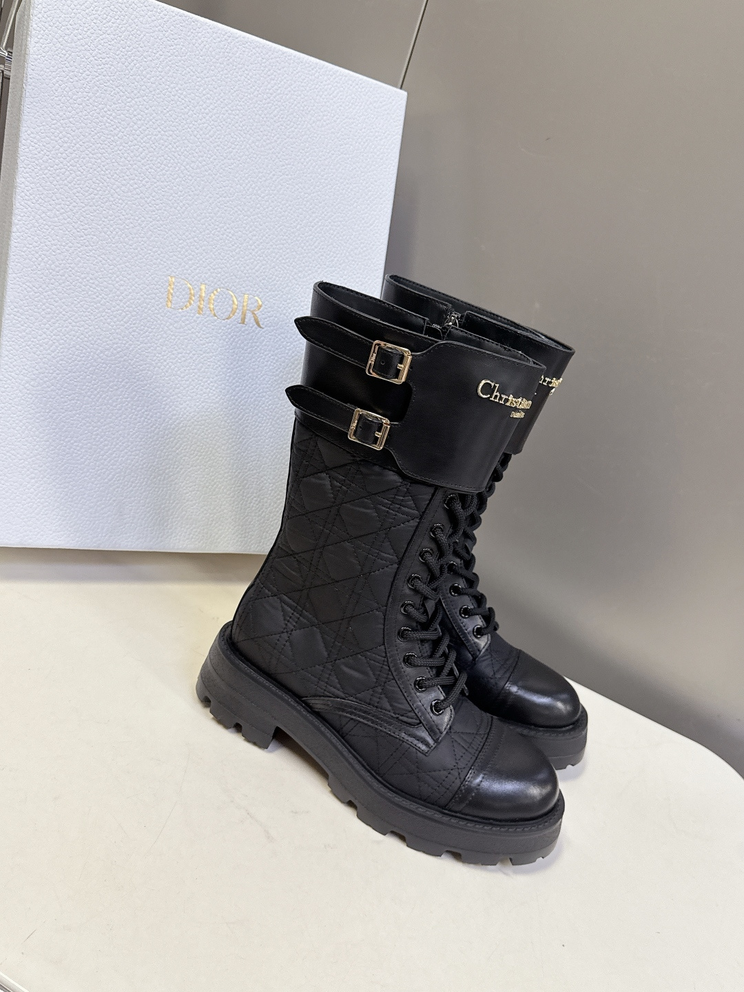 Dior迪奥2025秋冬最新款一脚蹬短靴 超多明星网红种草、简约的设计 极具辨识度的logo点缀 品牌价