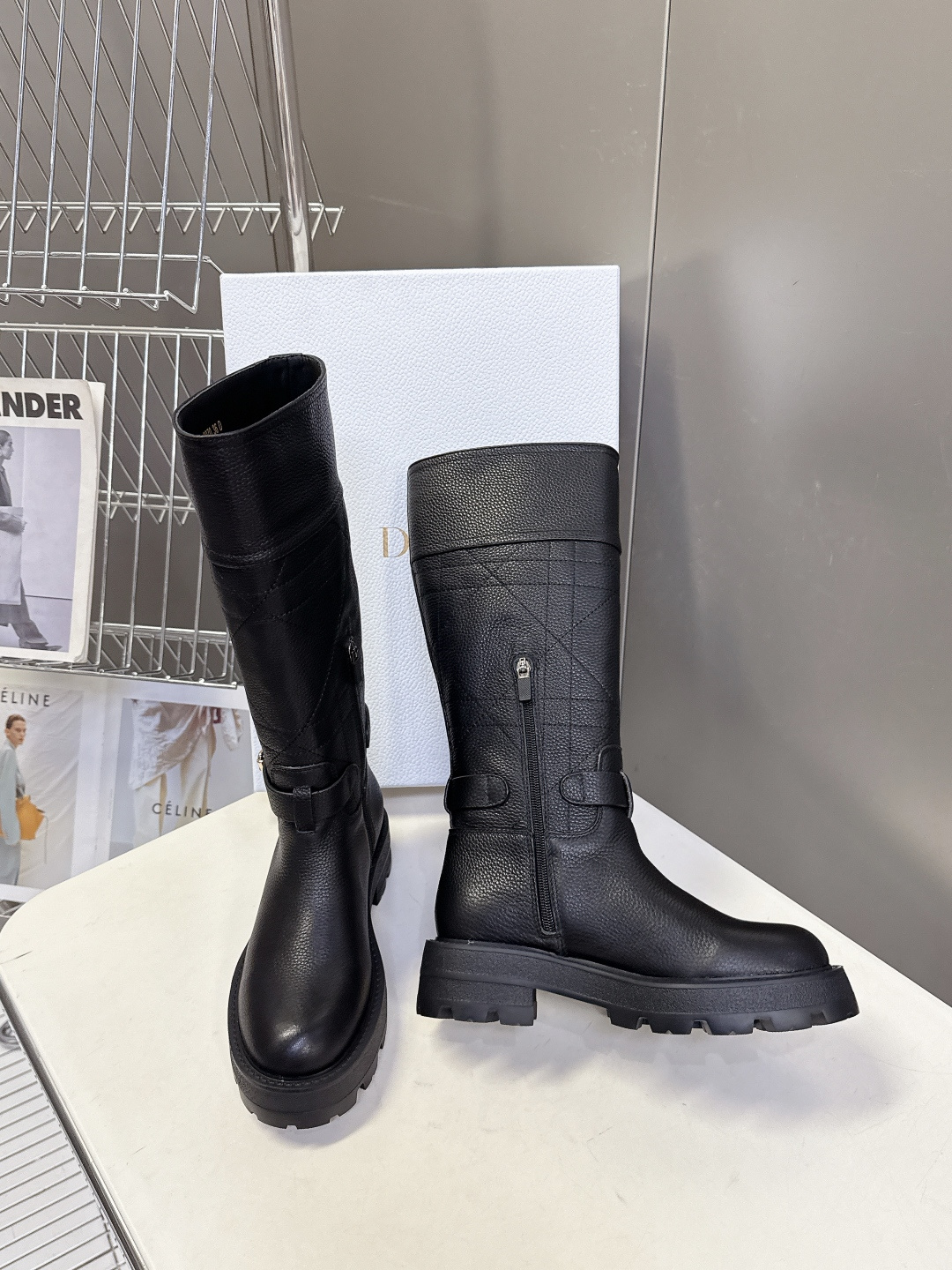 Dior迪奥2025秋冬最新款一脚蹬长靴 超多明星网红种草、简约的设计 极具辨识度的logo点缀 品牌价