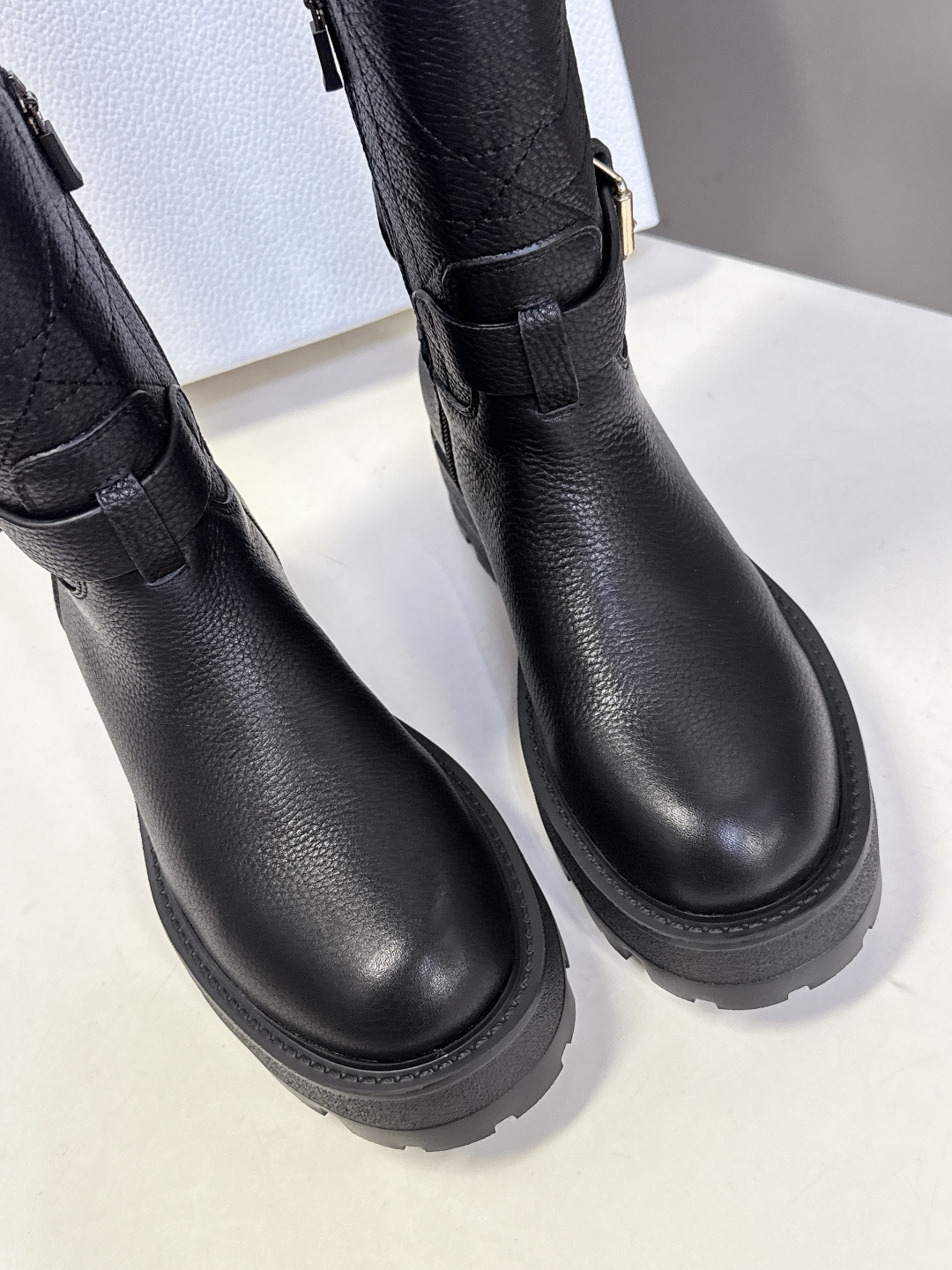 Dior迪奥2025秋冬最新款一脚蹬长靴 超多明星网红种草、简约的设计 极具辨识度的logo点缀 品牌价