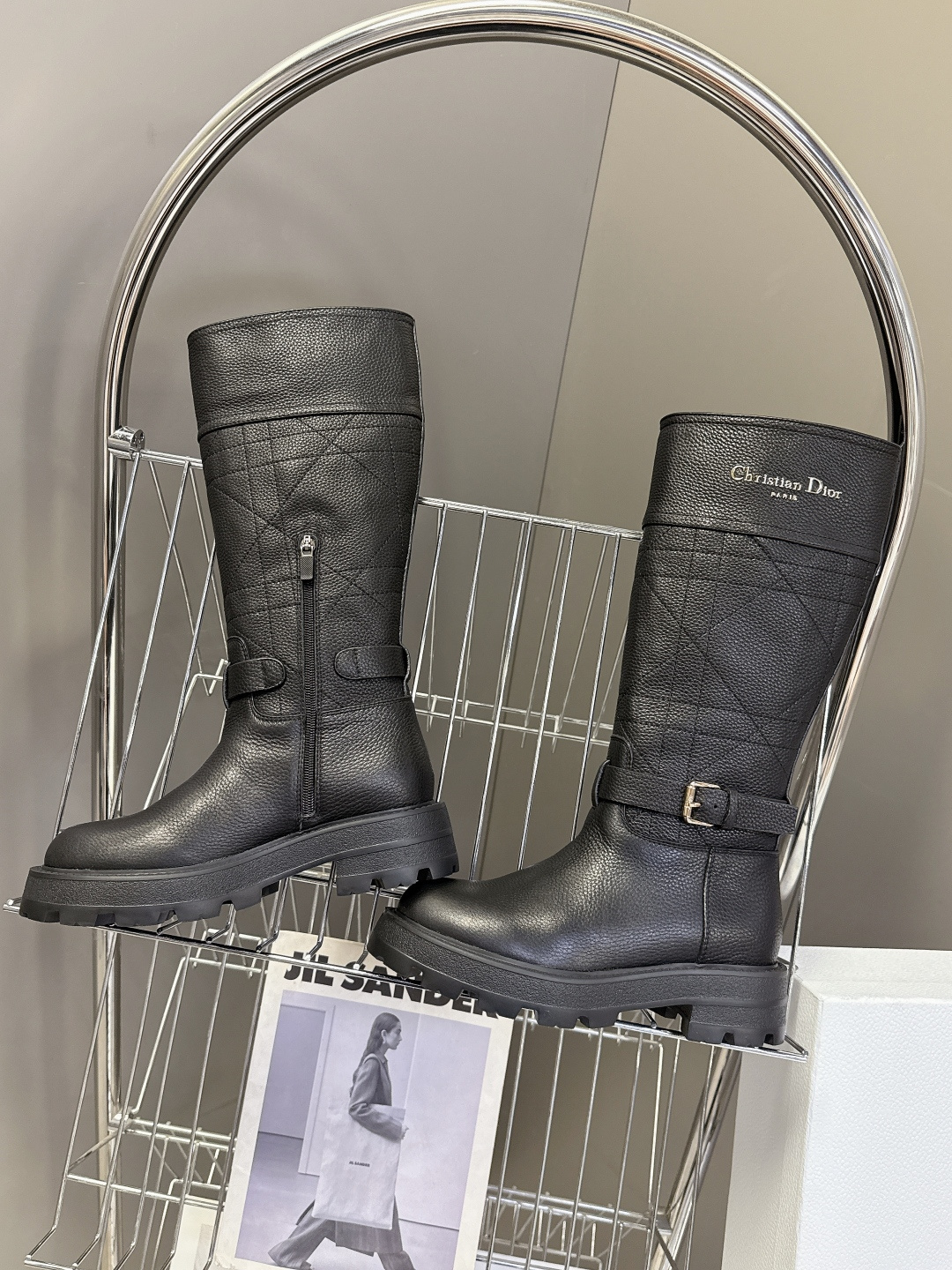 Dior迪奥2025秋冬最新款一脚蹬长靴 超多明星网红种草、简约的设计 极具辨识度的logo点缀 品牌价