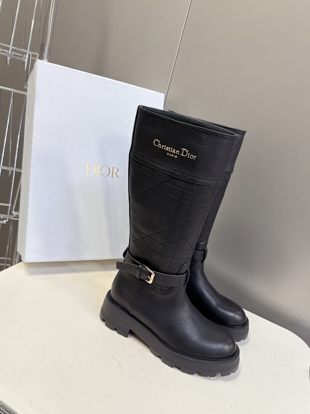 Dior迪奥2025秋冬最新款一脚蹬长靴 超多明星网红种草、简约的设计 极具辨识度的logo点缀 品牌价