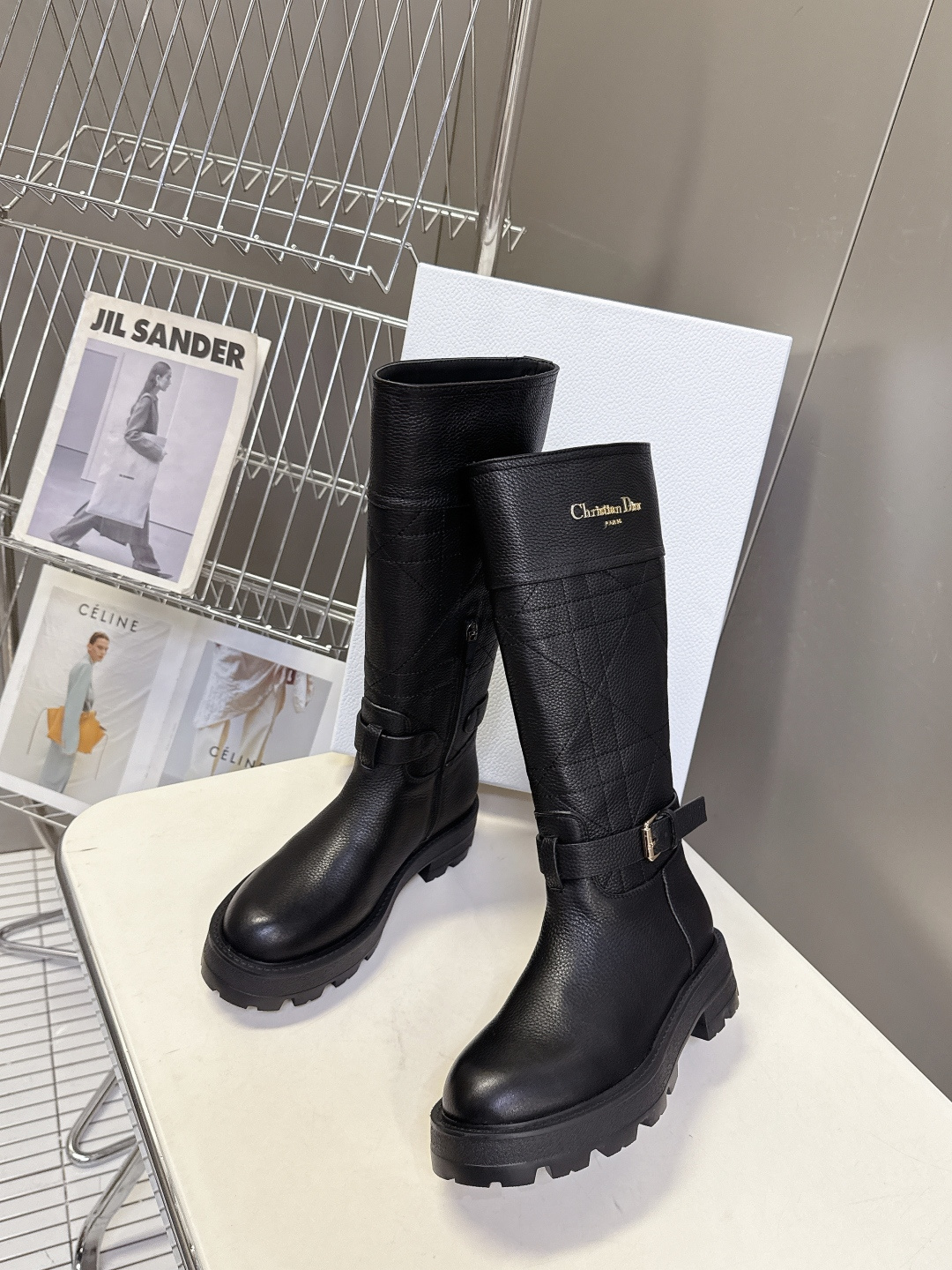 Dior迪奥2025秋冬最新款一脚蹬长靴 超多明星网红种草、简约的设计 极具辨识度的logo点缀 品牌价