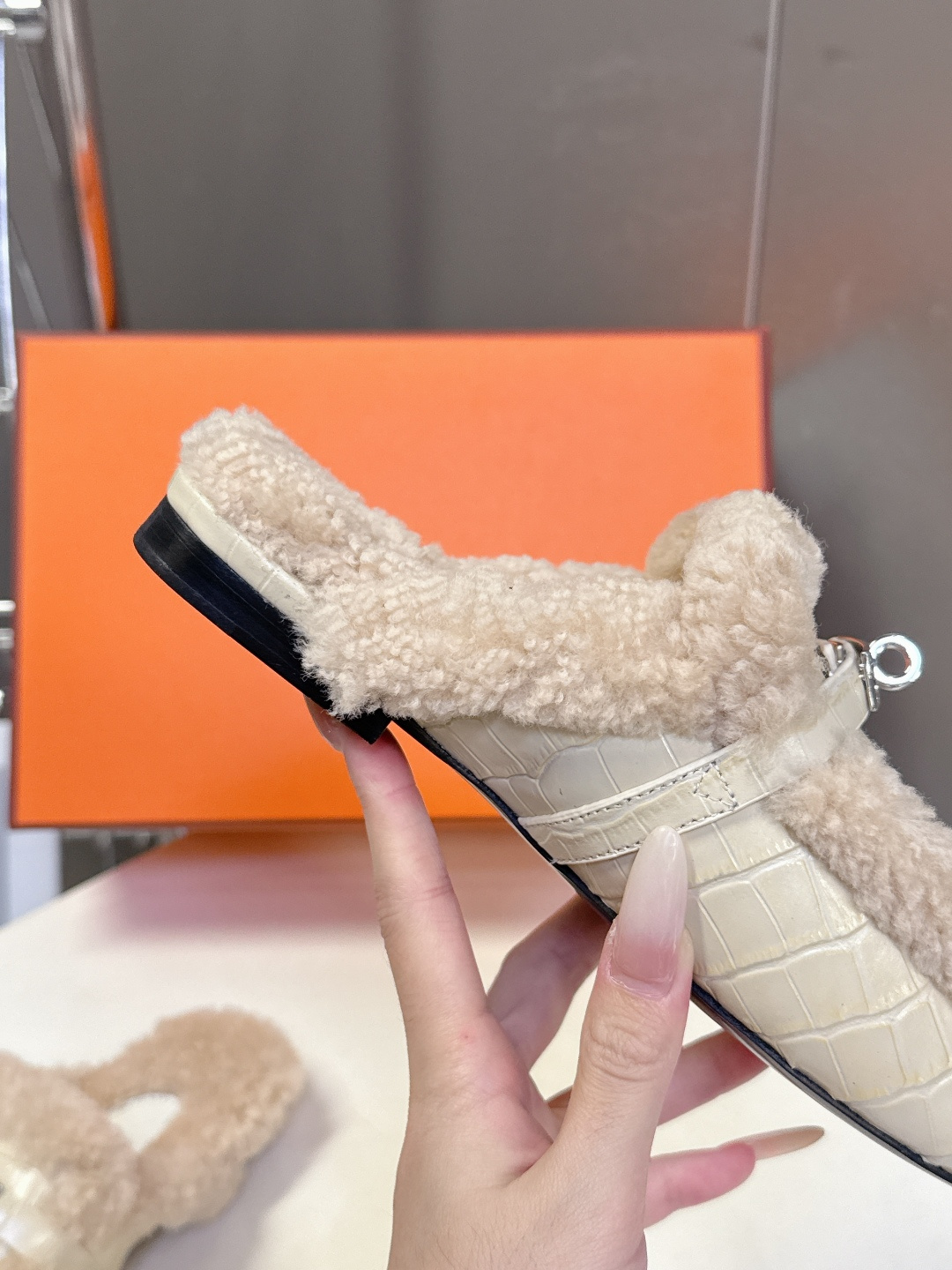 Hermes爱马仕最新秋冬kelly扣毛拖超级百搭好看时髦 超多明星网红种草 秋冬必备 随意舒适高级感✔