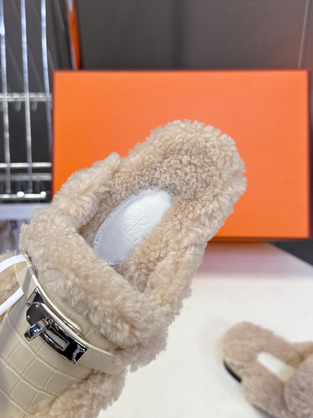 Hermes爱马仕最新秋冬kelly扣毛拖超级百搭好看时髦 超多明星网红种草 秋冬必备 随意舒适高级感✔