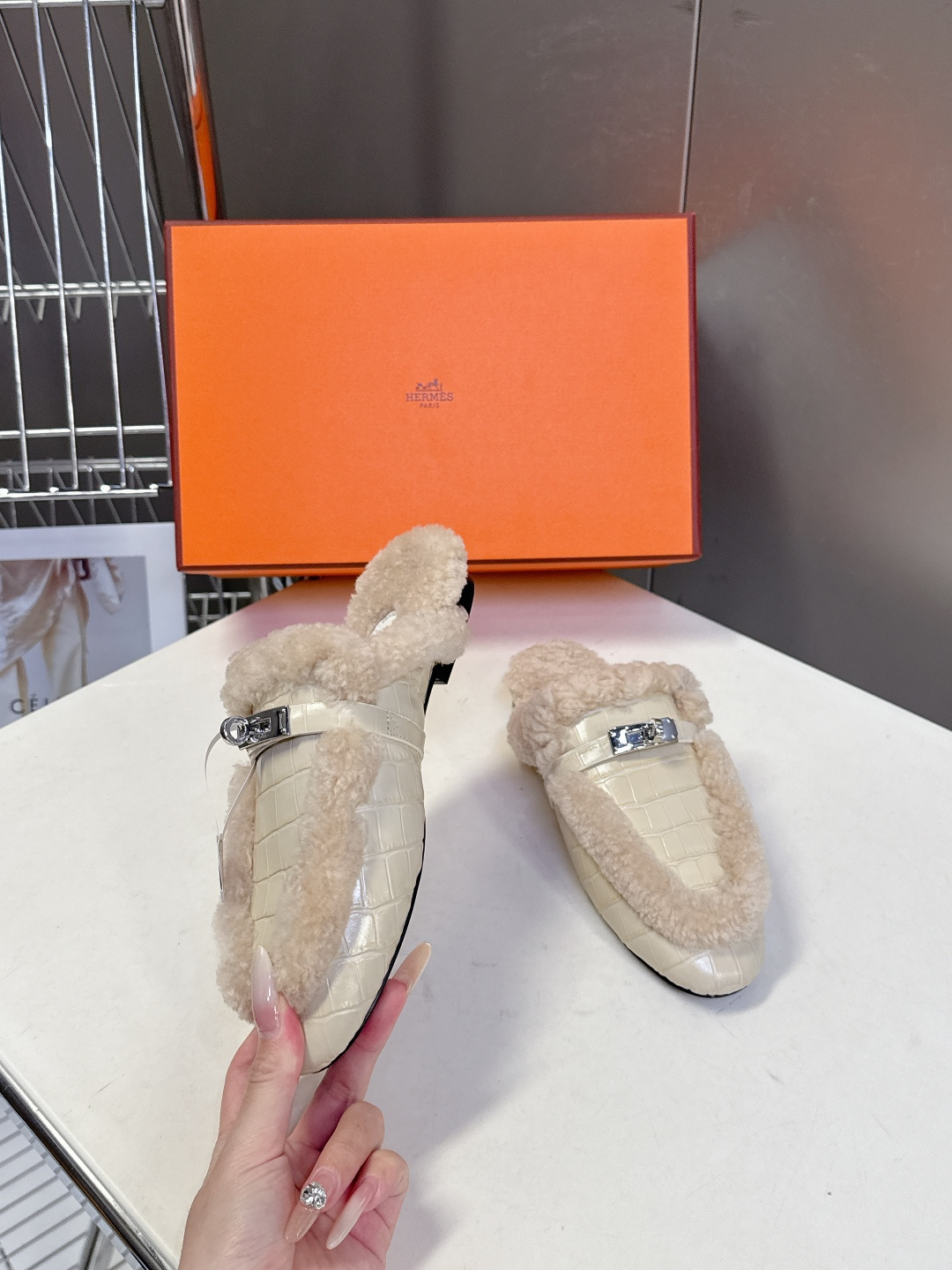 Hermes爱马仕最新秋冬kelly扣毛拖超级百搭好看时髦 超多明星网红种草 秋冬必备 随意舒适高级感✔