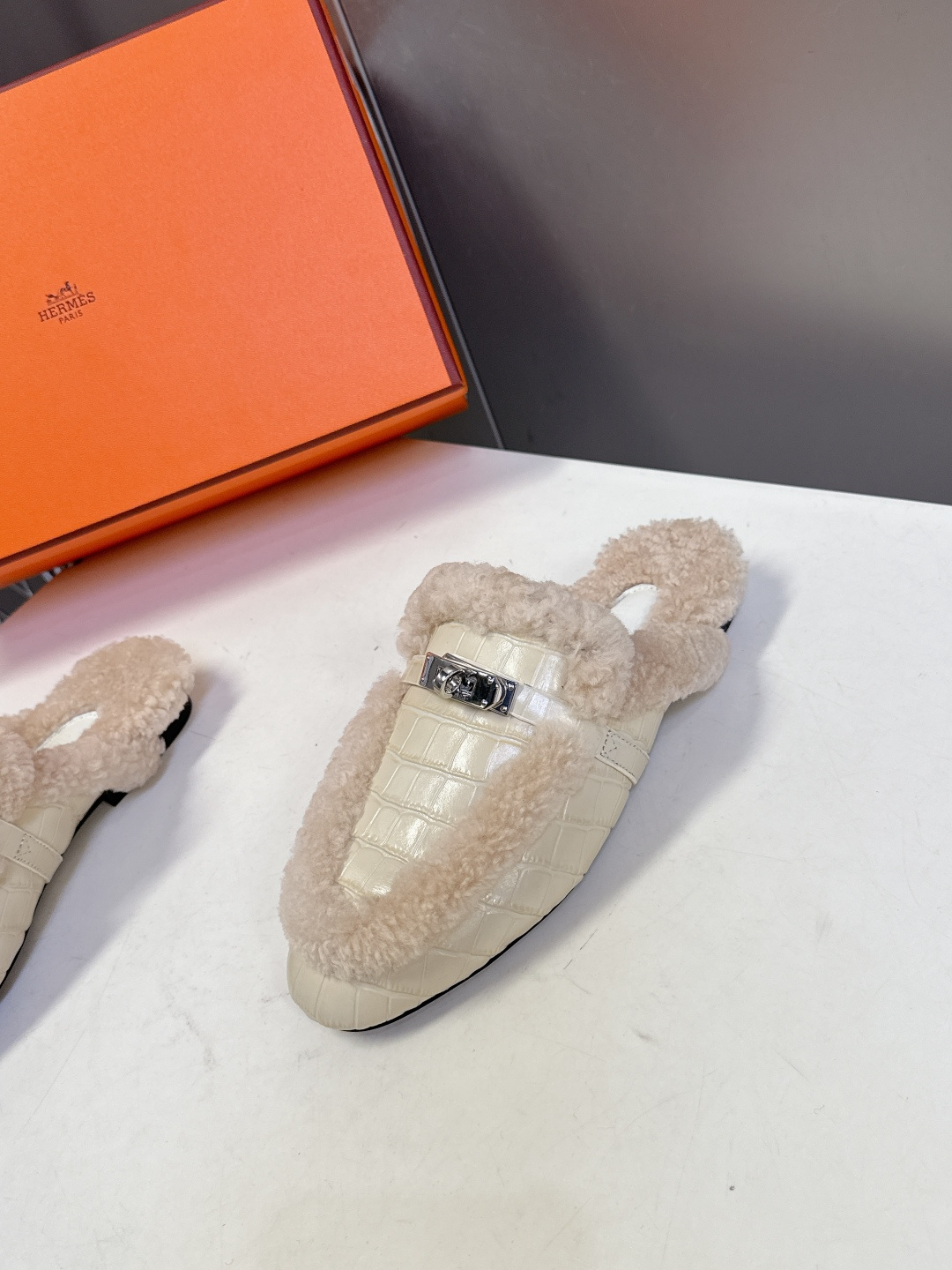 Hermes爱马仕最新秋冬kelly扣毛拖超级百搭好看时髦 超多明星网红种草 秋冬必备 随意舒适高级感✔