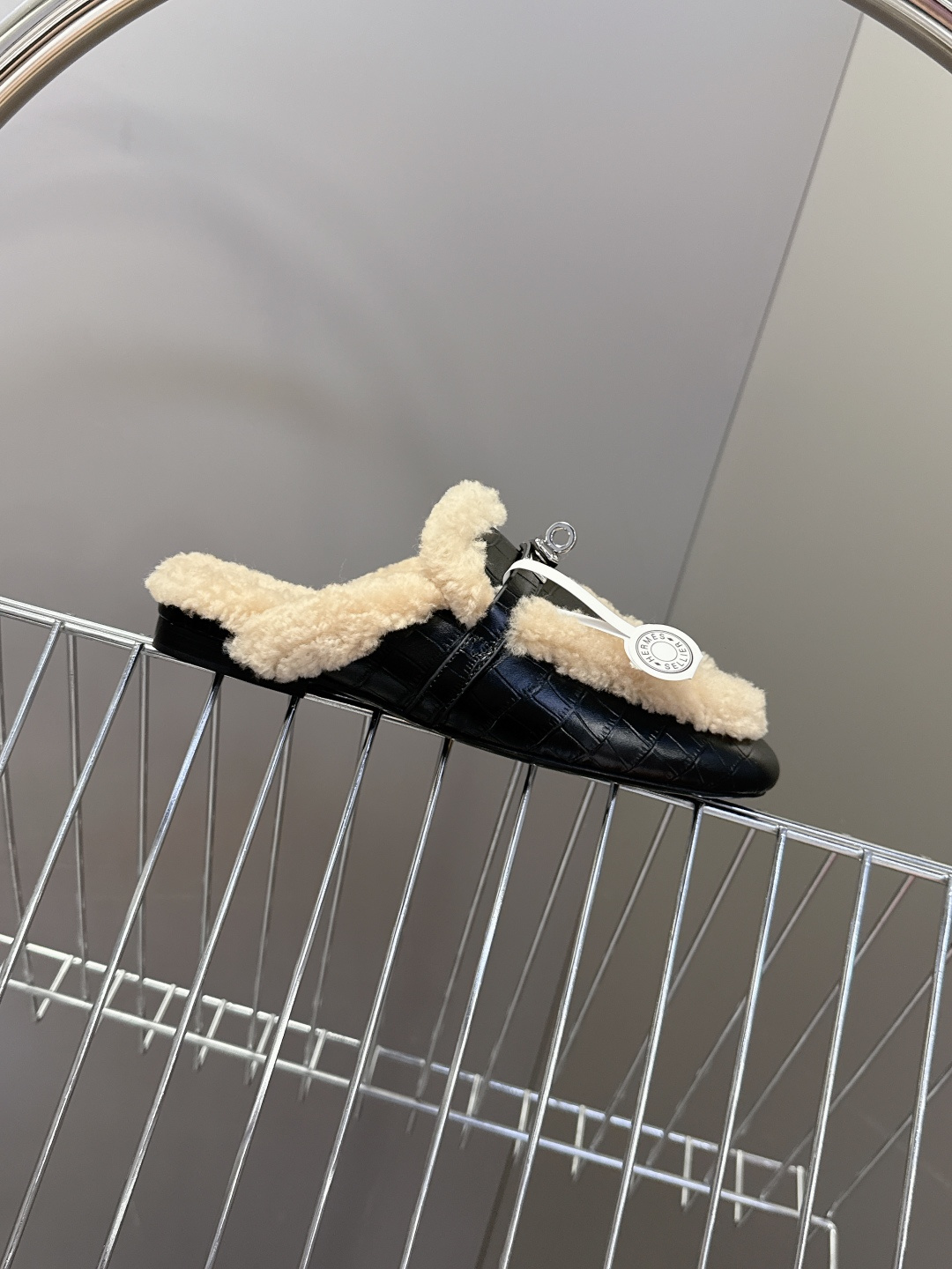 Hermes爱马仕最新秋冬kelly扣毛拖超级百搭好看时髦 超多明星网红种草 秋冬必备 随意舒适高级感✔