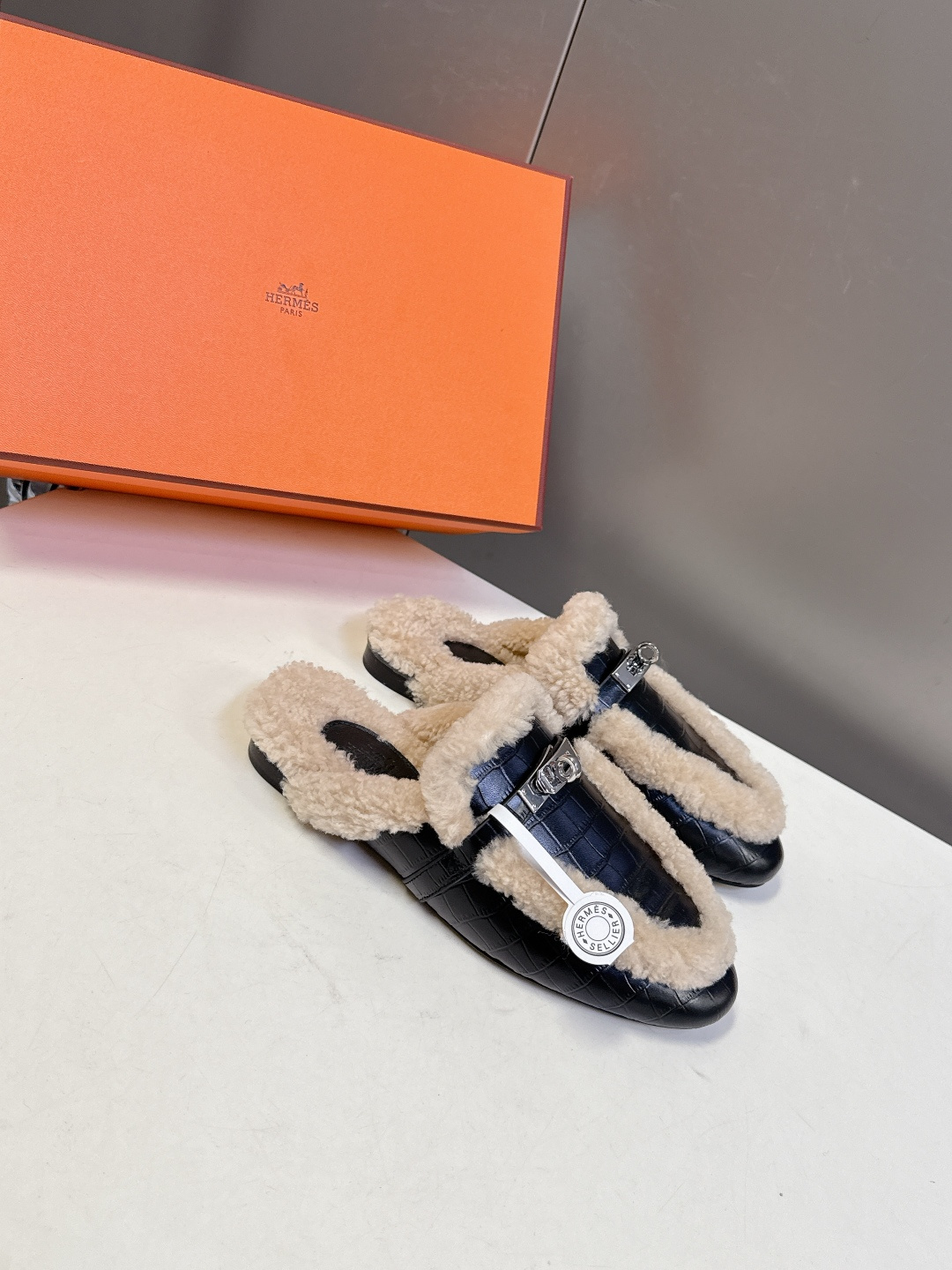 Hermes爱马仕最新秋冬kelly扣毛拖超级百搭好看时髦 超多明星网红种草 秋冬必备 随意舒适高级感✔