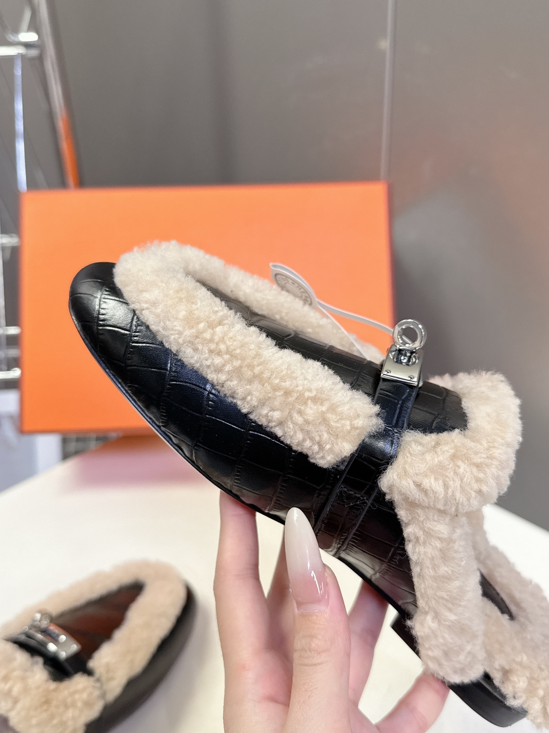 Hermes爱马仕最新秋冬kelly扣毛拖超级百搭好看时髦 超多明星网红种草 秋冬必备 随意舒适高级感✔