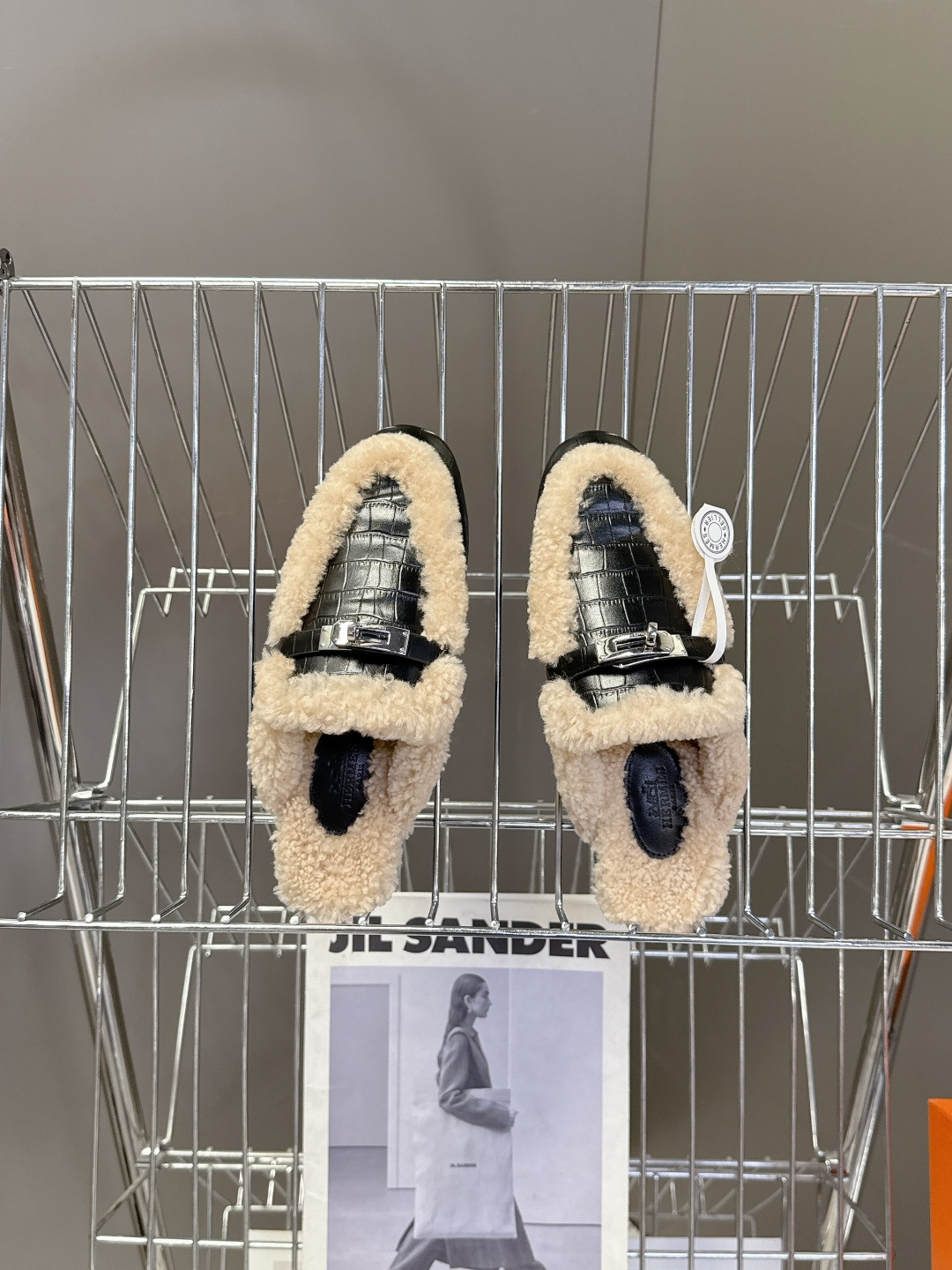 Hermes爱马仕最新秋冬kelly扣毛拖超级百搭好看时髦 超多明星网红种草 秋冬必备 随意舒适高级感✔