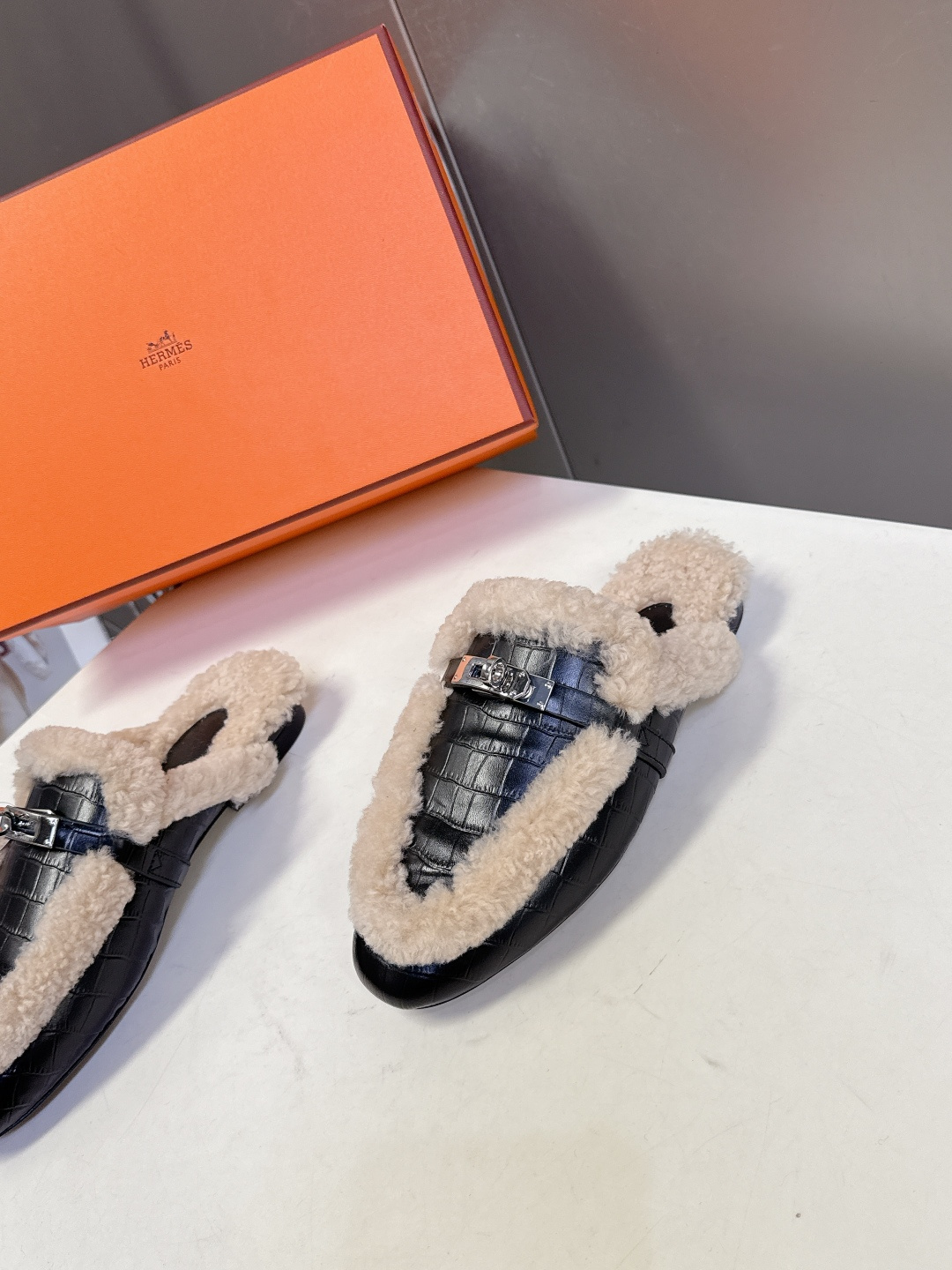 Hermes爱马仕最新秋冬kelly扣毛拖超级百搭好看时髦 超多明星网红种草 秋冬必备 随意舒适高级感✔