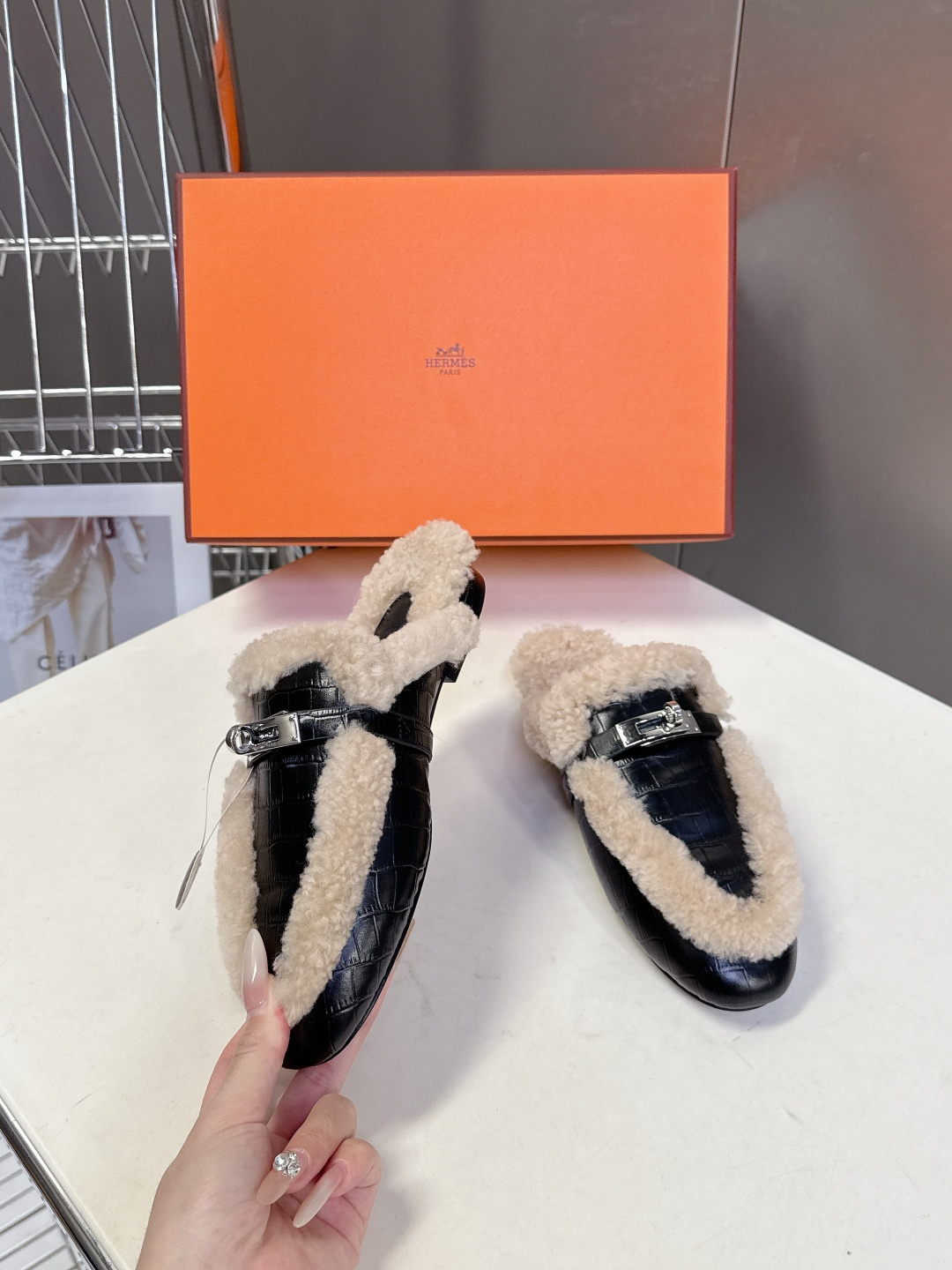 Hermes爱马仕最新秋冬kelly扣毛拖超级百搭好看时髦 超多明星网红种草 秋冬必备 随意舒适高级感✔