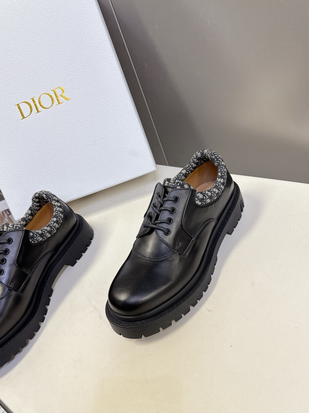 Dior迪奥2025最新款老钱风小皮鞋超多明星网红种草 绝对是今年的大爆款贼好看 简约的鞋面设计 极具品