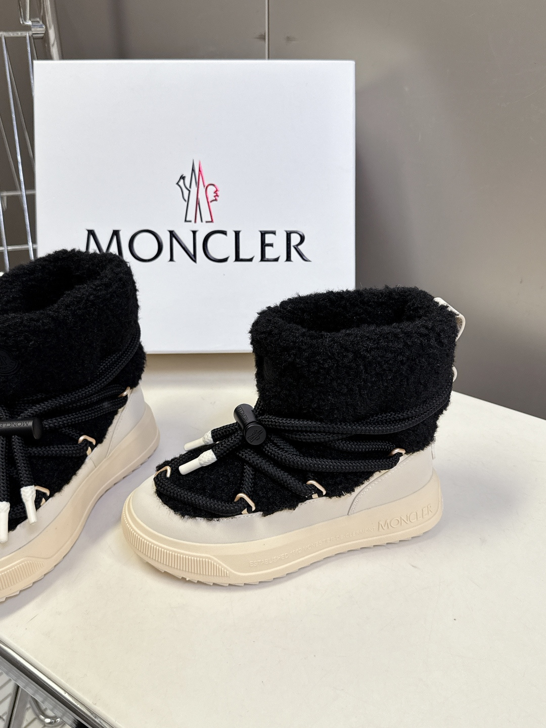 Moncler蒙口2025秋冬最新款雪地靴 奢华与功能的完美融合 真羊毛加绒内里，-10℃也能暴走雪地 