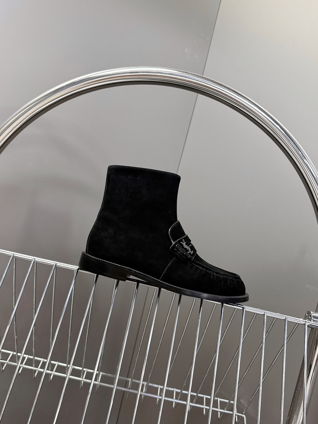 Saint Laurent圣罗兰秋冬最新款短靴 超级超级无敌火爆的一个款这款我们家每个版面的五金扣都要开