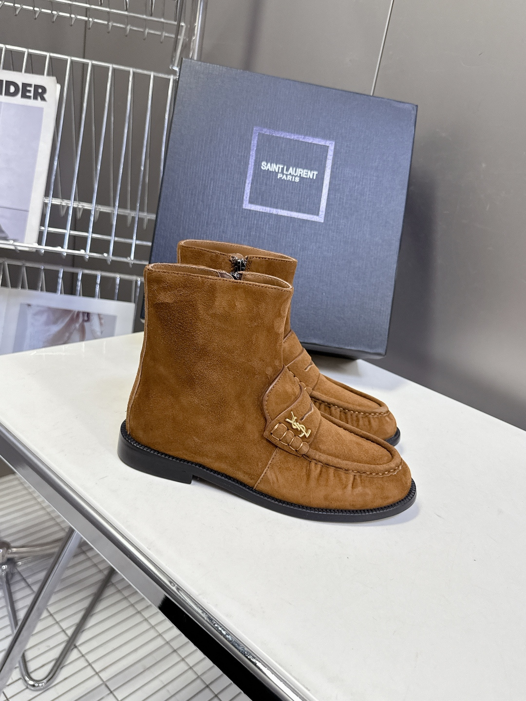 Saint Laurent圣罗兰秋冬最新款短靴 超级超级无敌火爆的一个款这款我们家每个版面的五金扣都要开