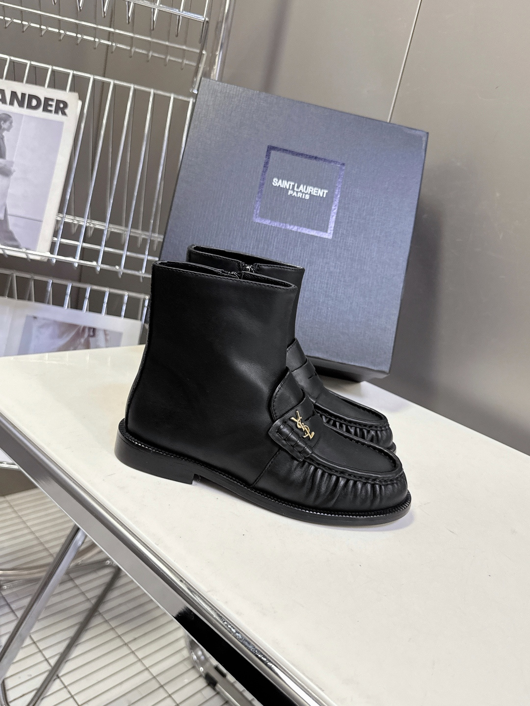 Saint Laurent圣罗兰秋冬最新款短靴 超级超级无敌火爆的一个款这款我们家每个版面的五金扣都要开