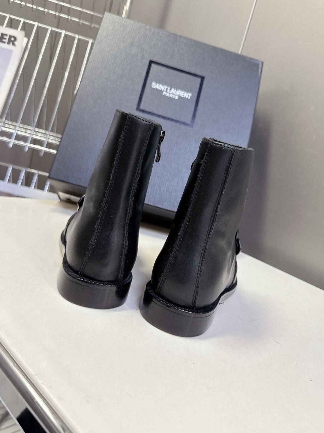Saint Laurent圣罗兰秋冬最新款短靴 超级超级无敌火爆的一个款这款我们家每个版面的五金扣都要开