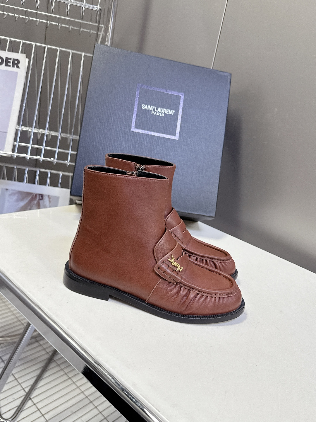 Saint Laurent圣罗兰秋冬最新款短靴 超级超级无敌火爆的一个款这款我们家每个版面的五金扣都要开