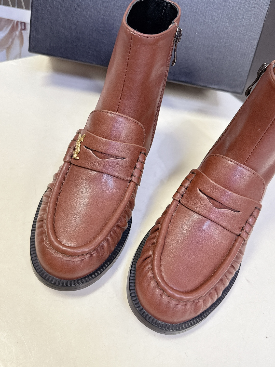 Saint Laurent圣罗兰秋冬最新款短靴 超级超级无敌火爆的一个款这款我们家每个版面的五金扣都要开