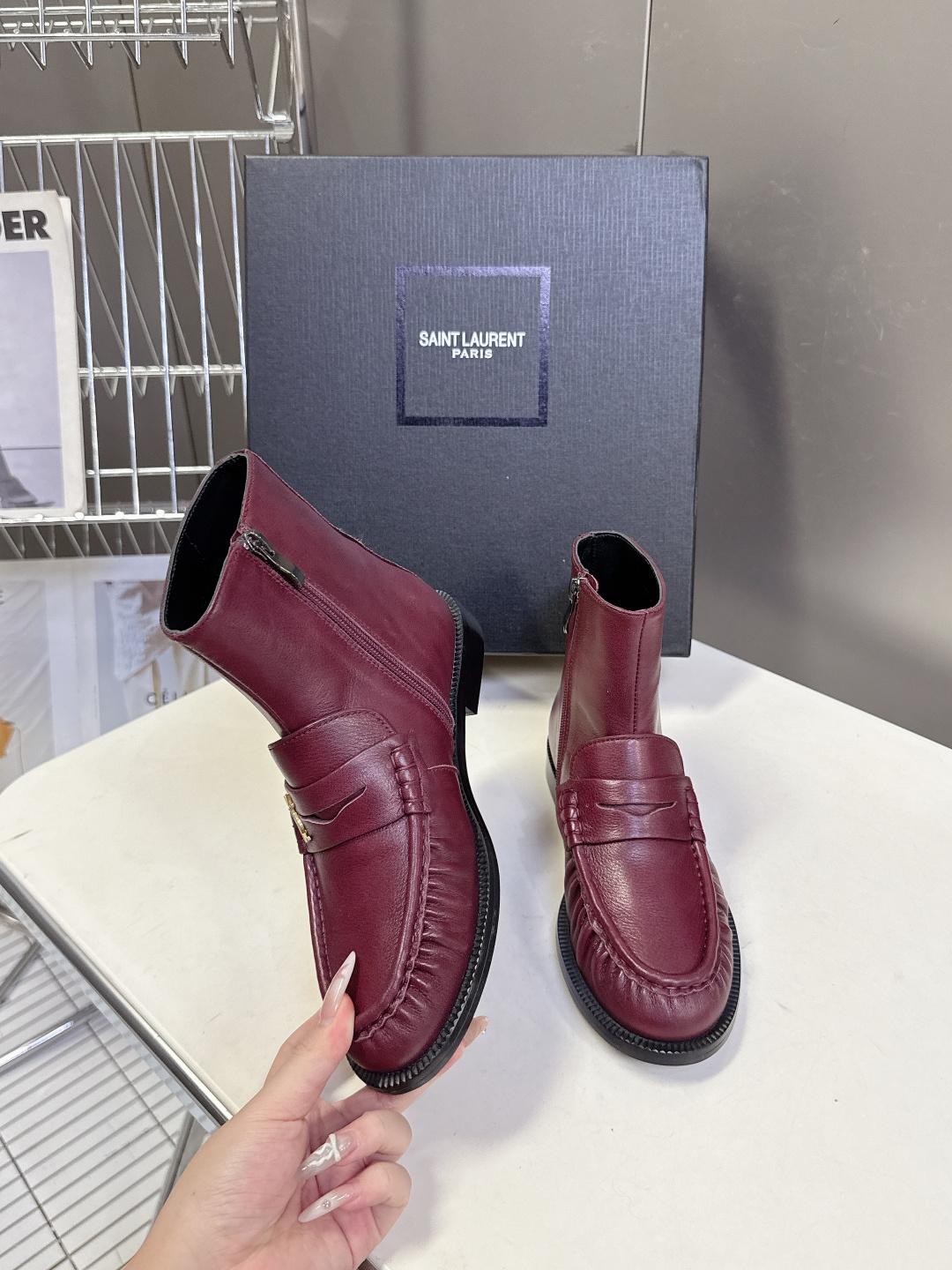 Saint Laurent圣罗兰秋冬最新款短靴 超级超级无敌火爆的一个款这款我们家每个版面的五金扣都要开
