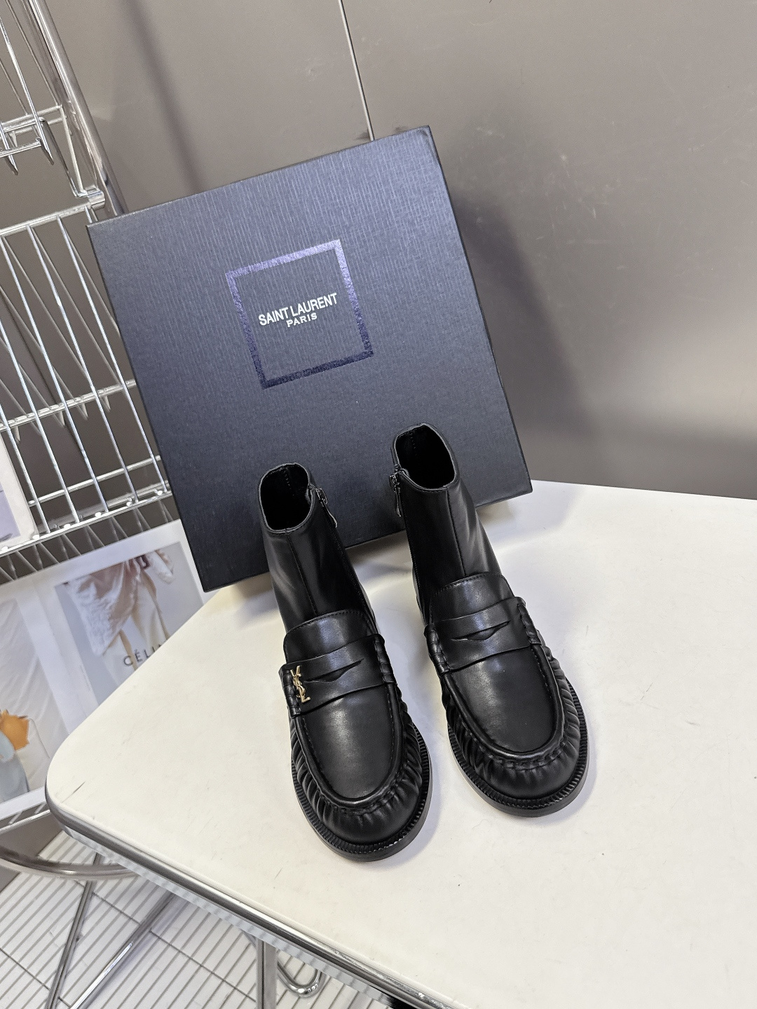 Saint Laurent圣罗兰秋冬最新款短靴 超级超级无敌火爆的一个款这款我们家每个版面的五金扣都要开