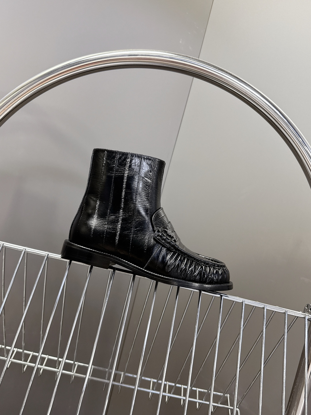 Saint Laurent圣罗兰秋冬最新款短靴 超级超级无敌火爆的一个款这款我们家每个版面的五金扣都要开