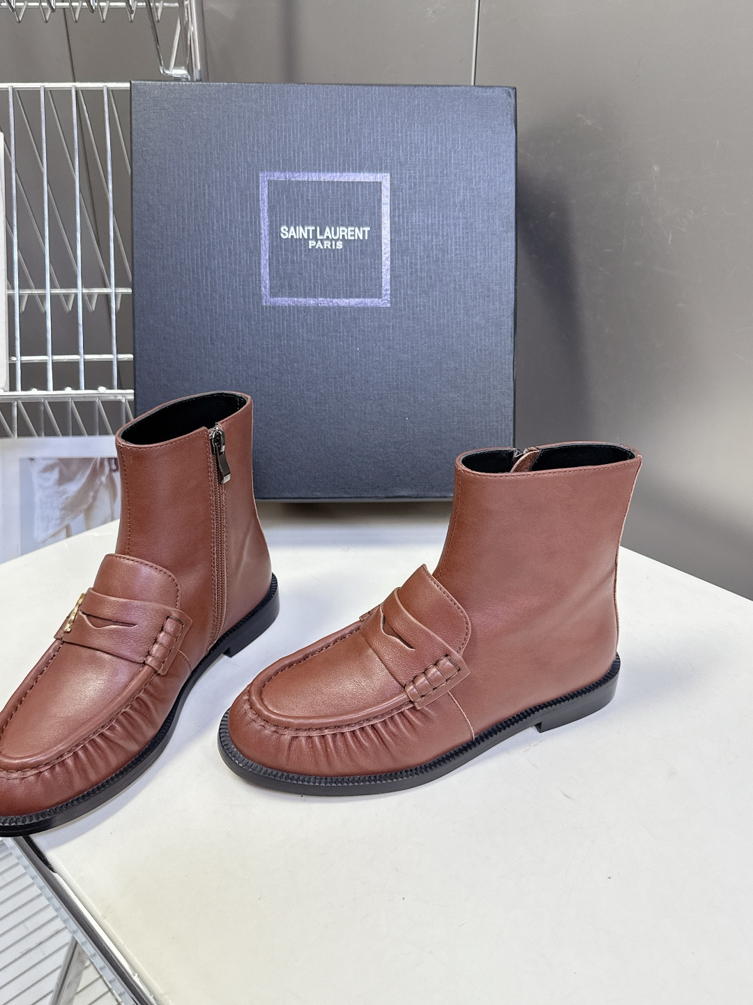 Saint Laurent圣罗兰秋冬最新款短靴 超级超级无敌火爆的一个款这款我们家每个版面的五金扣都要开