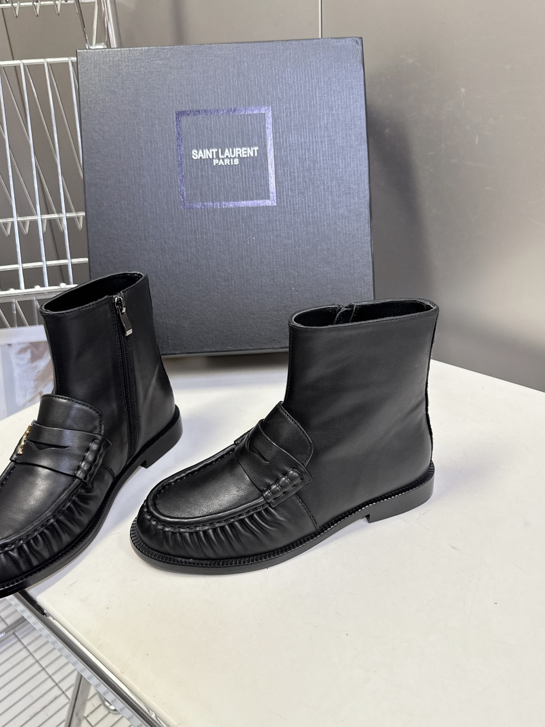 Saint Laurent圣罗兰秋冬最新款短靴 超级超级无敌火爆的一个款这款我们家每个版面的五金扣都要开