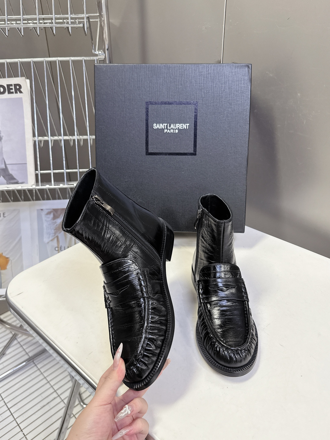 Saint Laurent圣罗兰秋冬最新款短靴 超级超级无敌火爆的一个款这款我们家每个版面的五金扣都要开