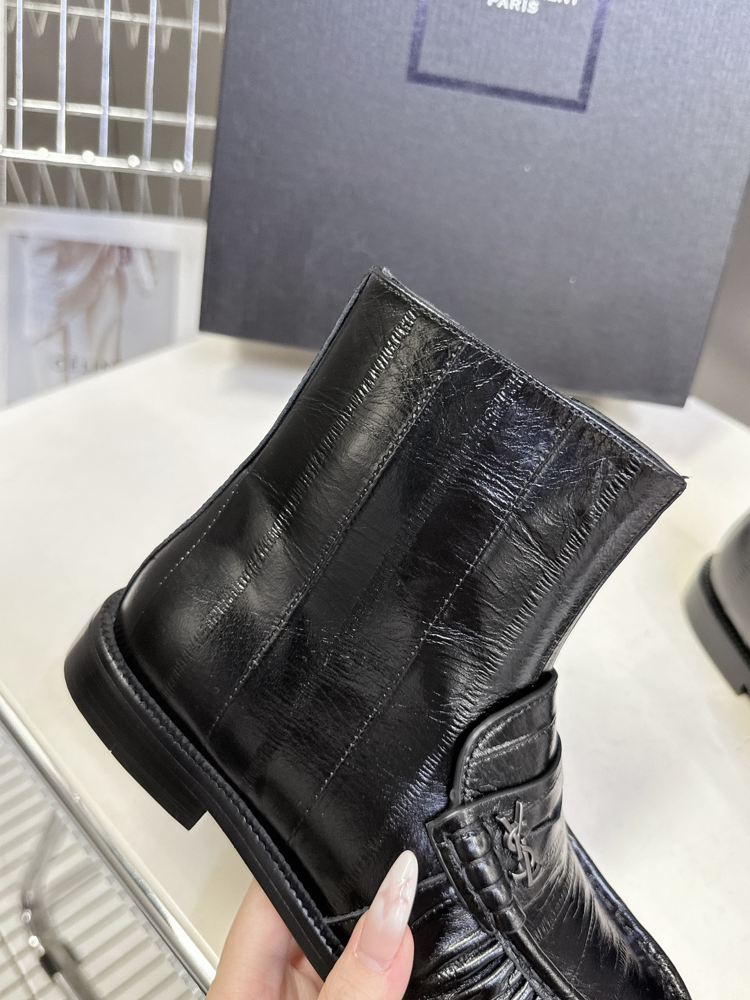 Saint Laurent圣罗兰秋冬最新款短靴 超级超级无敌火爆的一个款这款我们家每个版面的五金扣都要开