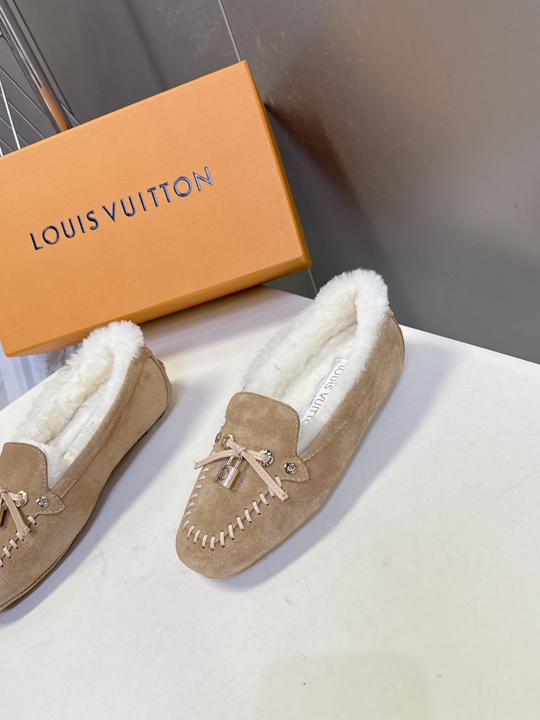 驴牌LouisVuitton路易威登秋冬最新款 豆豆鞋 毛毛鞋 超多明星网红种草 非常火的薄底设计元素 