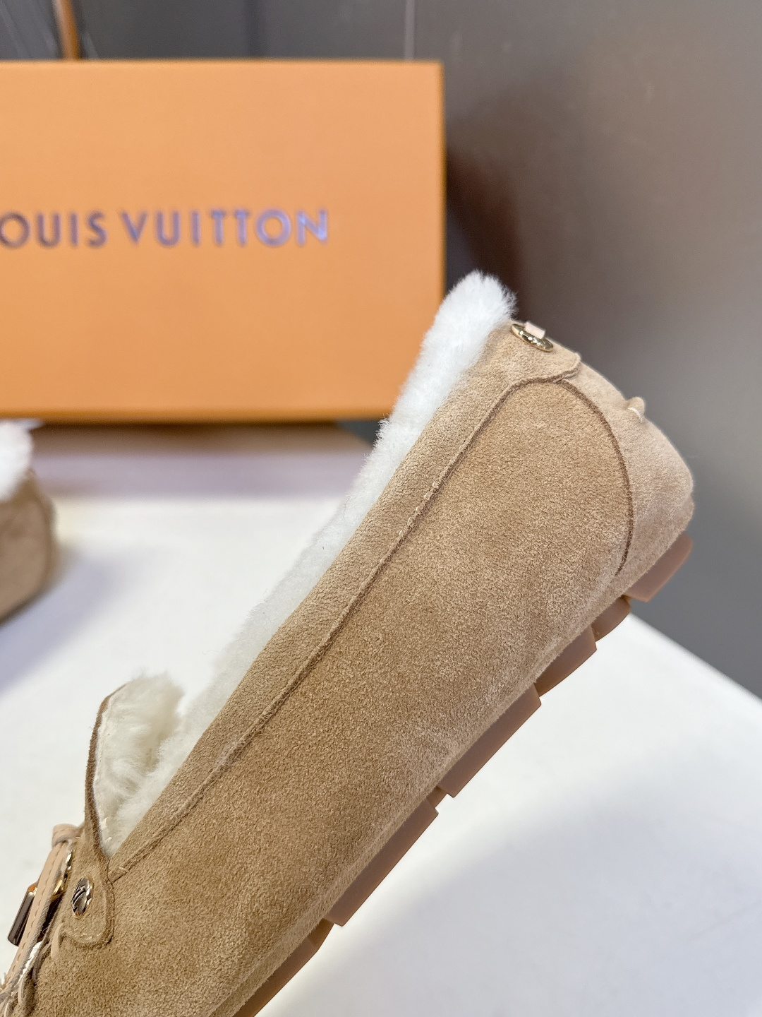 驴牌LouisVuitton路易威登秋冬最新款 豆豆鞋 毛毛鞋 超多明星网红种草 非常火的薄底设计元素 