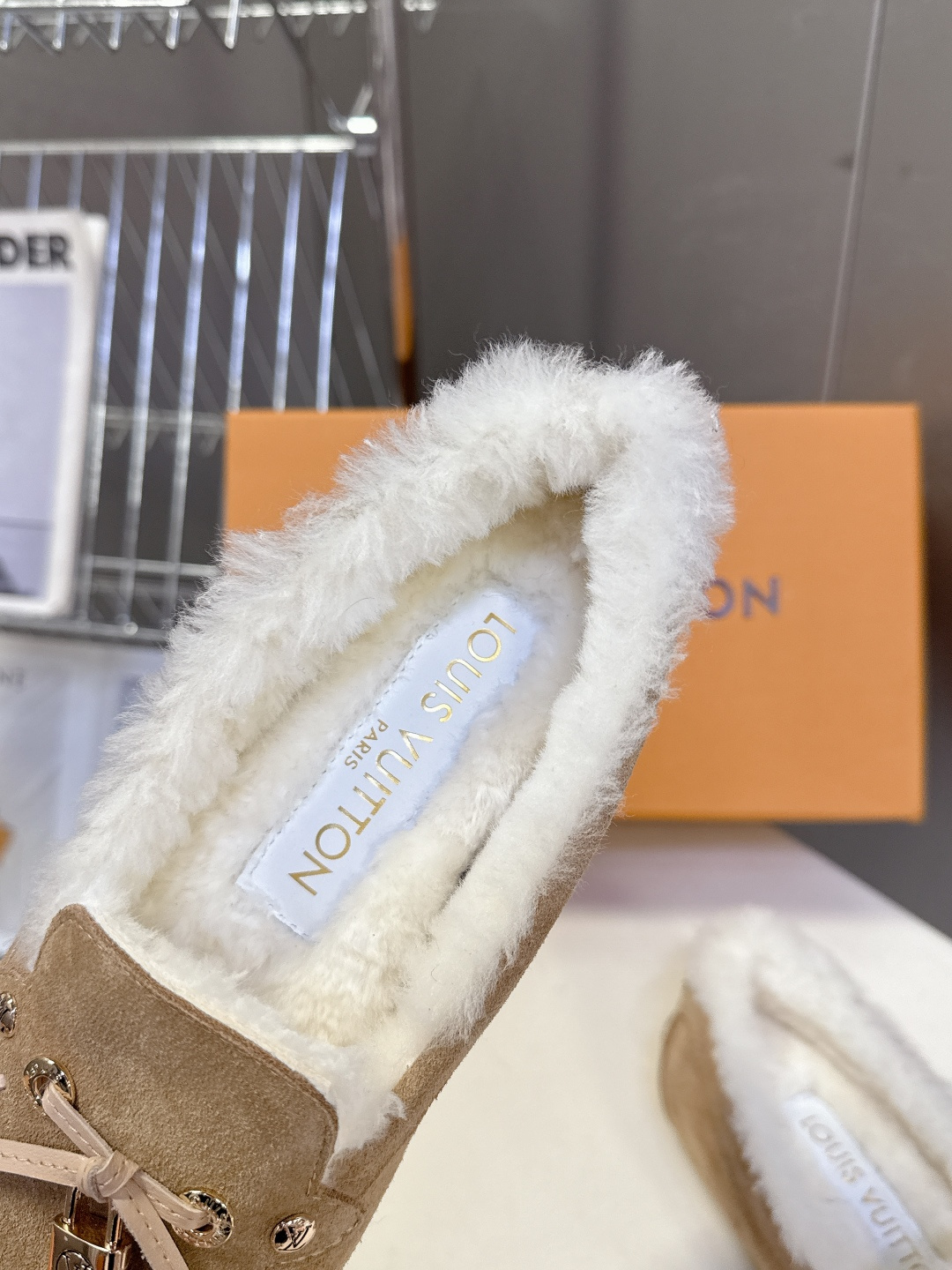 驴牌LouisVuitton路易威登秋冬最新款 豆豆鞋 毛毛鞋 超多明星网红种草 非常火的薄底设计元素 