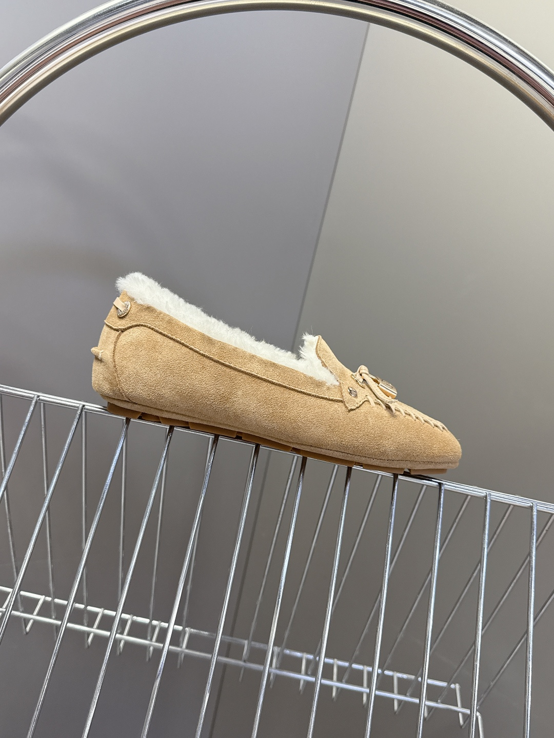 驴牌LouisVuitton路易威登秋冬最新款 豆豆鞋 毛毛鞋 超多明星网红种草 非常火的薄底设计元素 