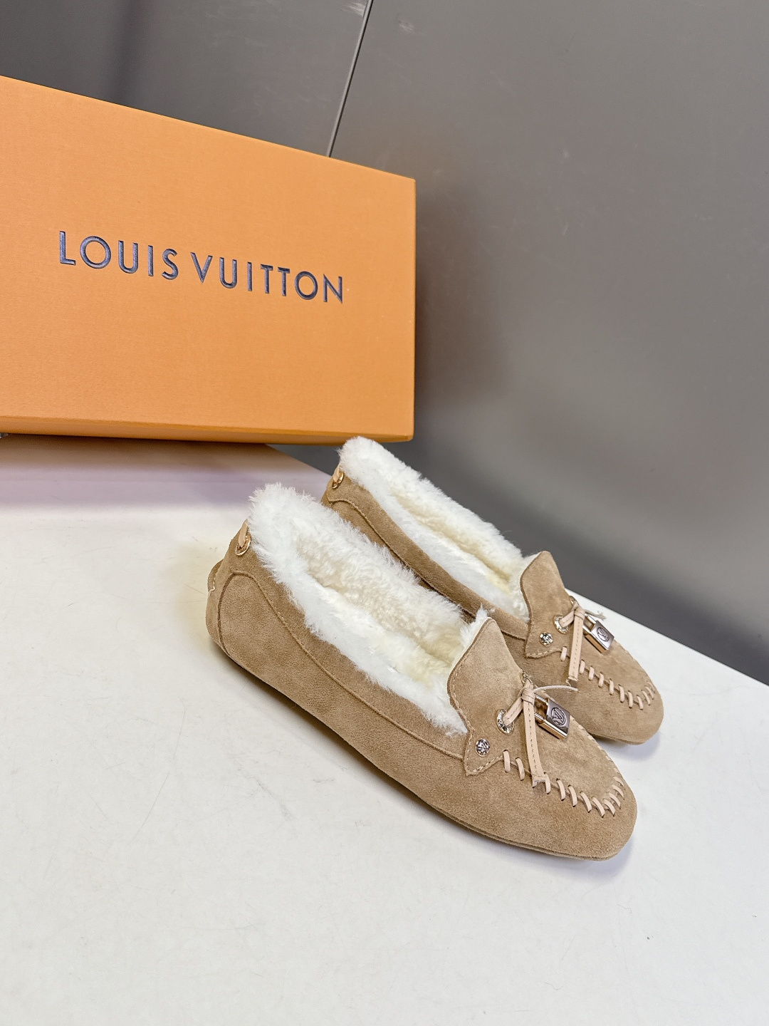 驴牌LouisVuitton路易威登秋冬最新款 豆豆鞋 毛毛鞋 超多明星网红种草 非常火的薄底设计元素 