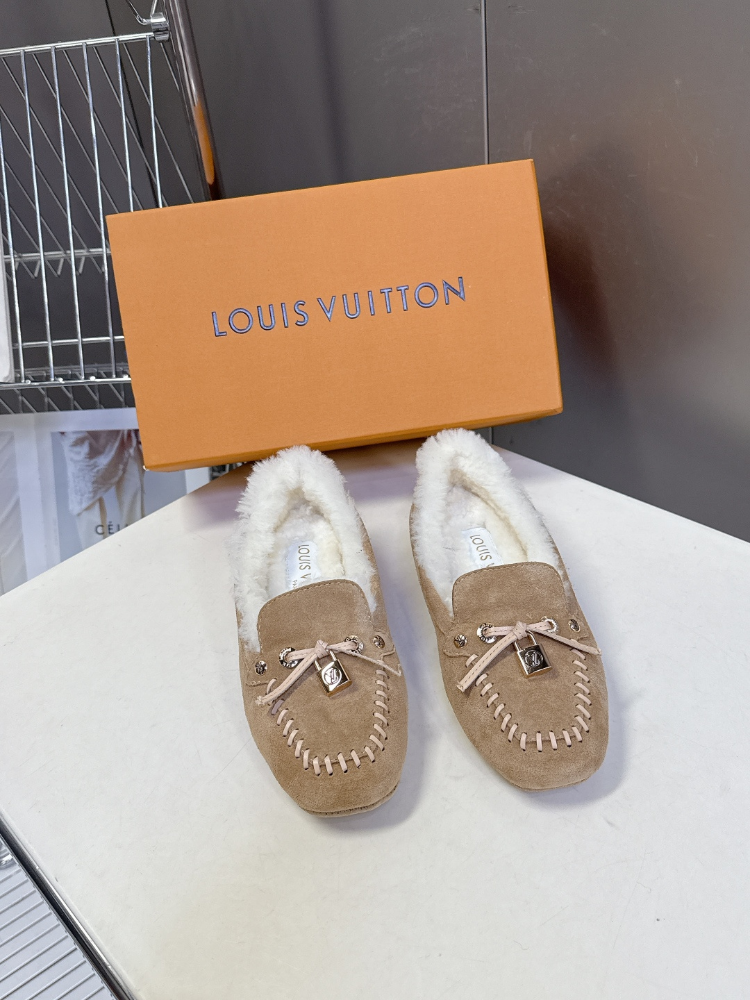 驴牌LouisVuitton路易威登秋冬最新款 豆豆鞋 毛毛鞋 超多明星网红种草 非常火的薄底设计元素 