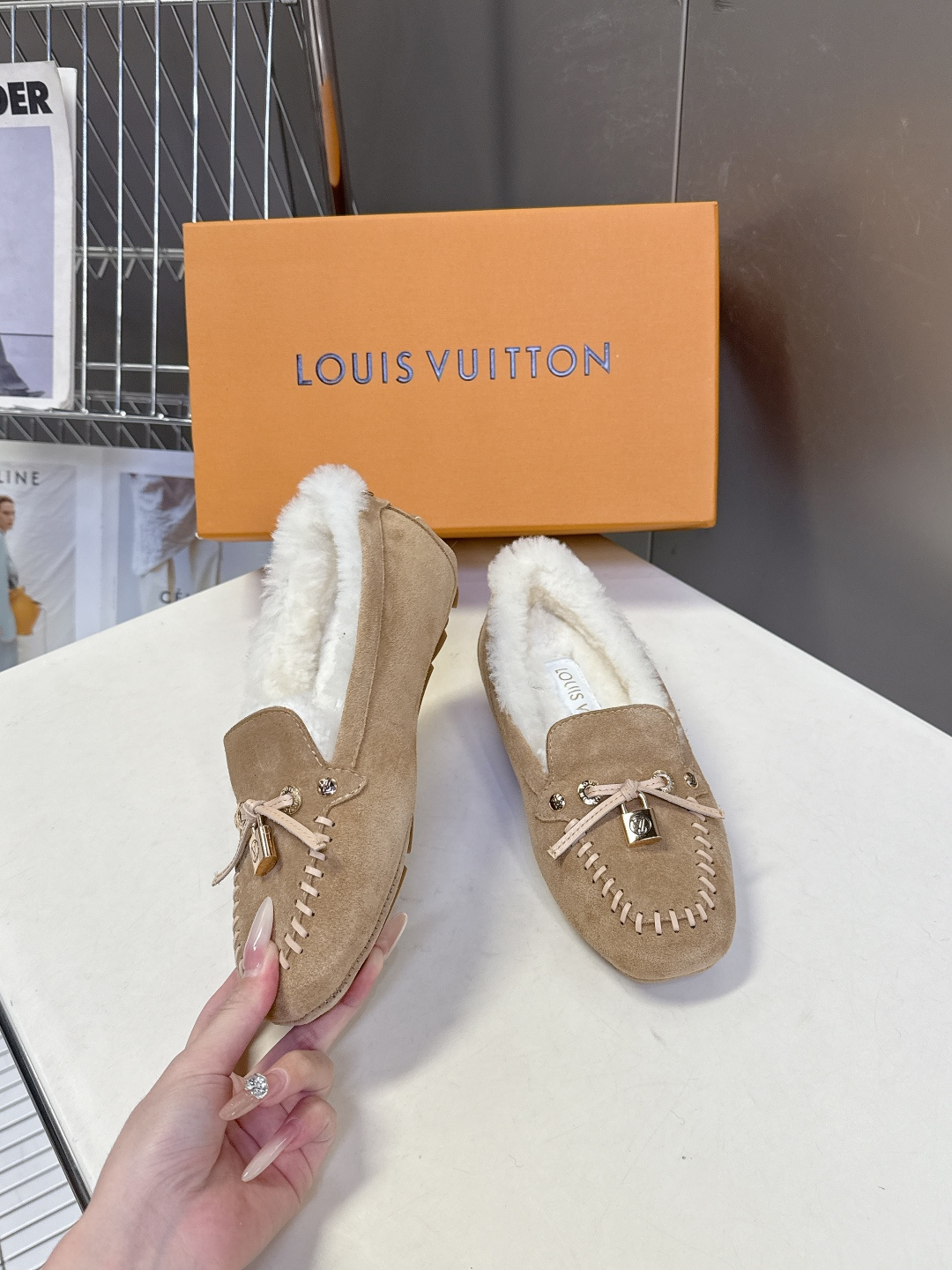 驴牌LouisVuitton路易威登秋冬最新款 豆豆鞋 毛毛鞋 超多明星网红种草 非常火的薄底设计元素 