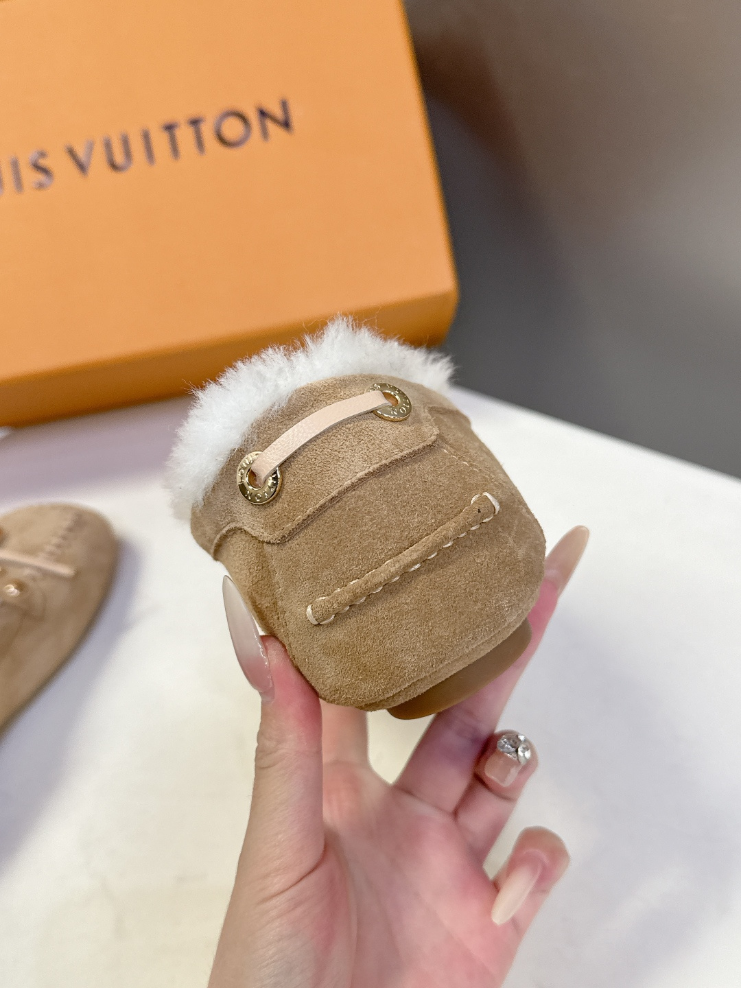 驴牌LouisVuitton路易威登秋冬最新款 豆豆鞋 毛毛鞋 超多明星网红种草 非常火的薄底设计元素 