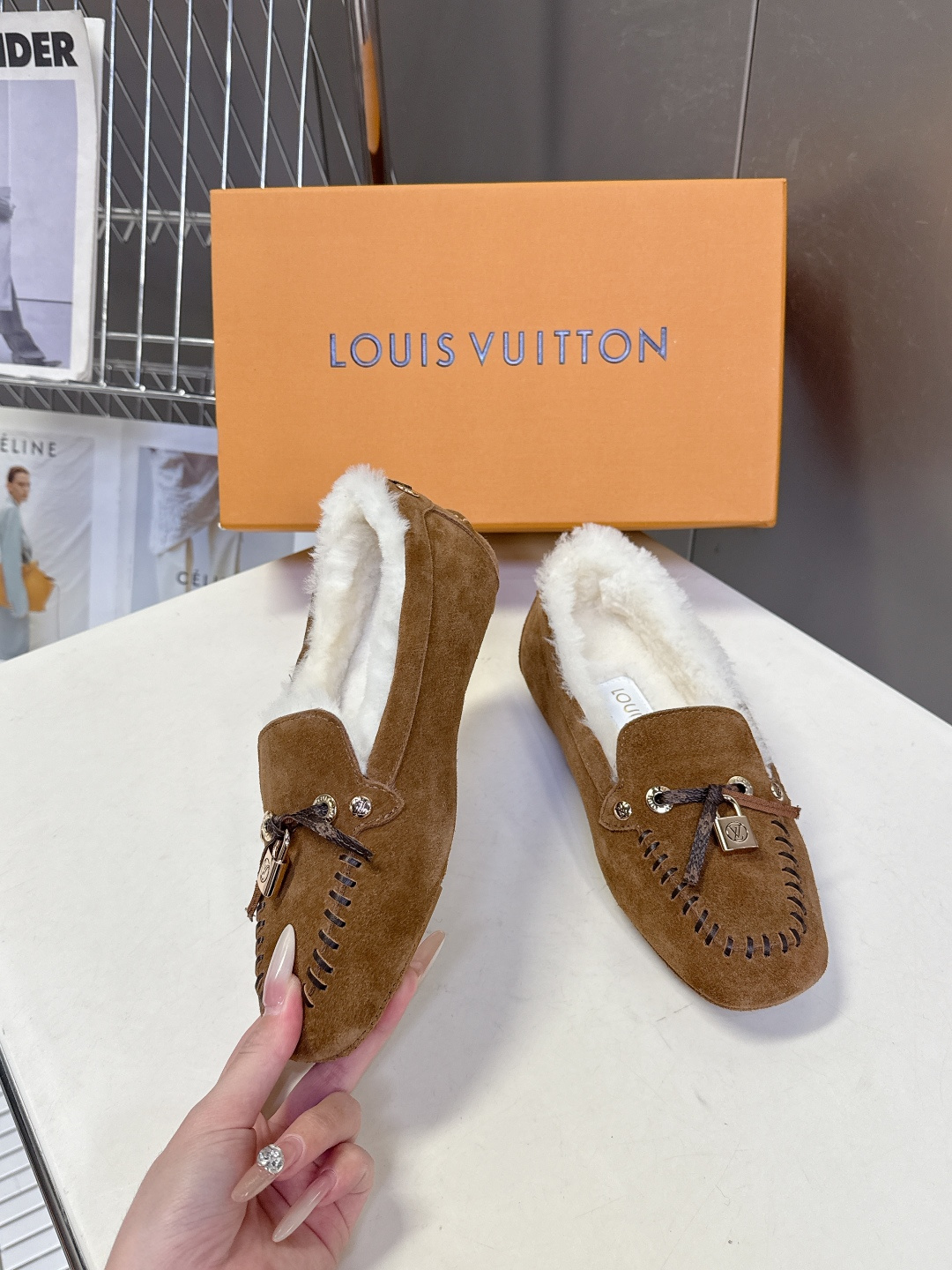 驴牌LouisVuitton路易威登秋冬最新款 豆豆鞋 毛毛鞋 超多明星网红种草 非常火的薄底设计元素 