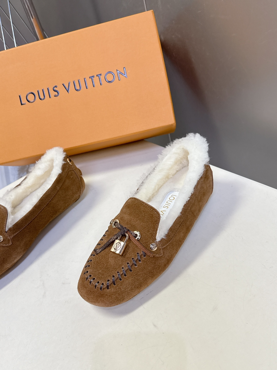 驴牌LouisVuitton路易威登秋冬最新款 豆豆鞋 毛毛鞋 超多明星网红种草 非常火的薄底设计元素 